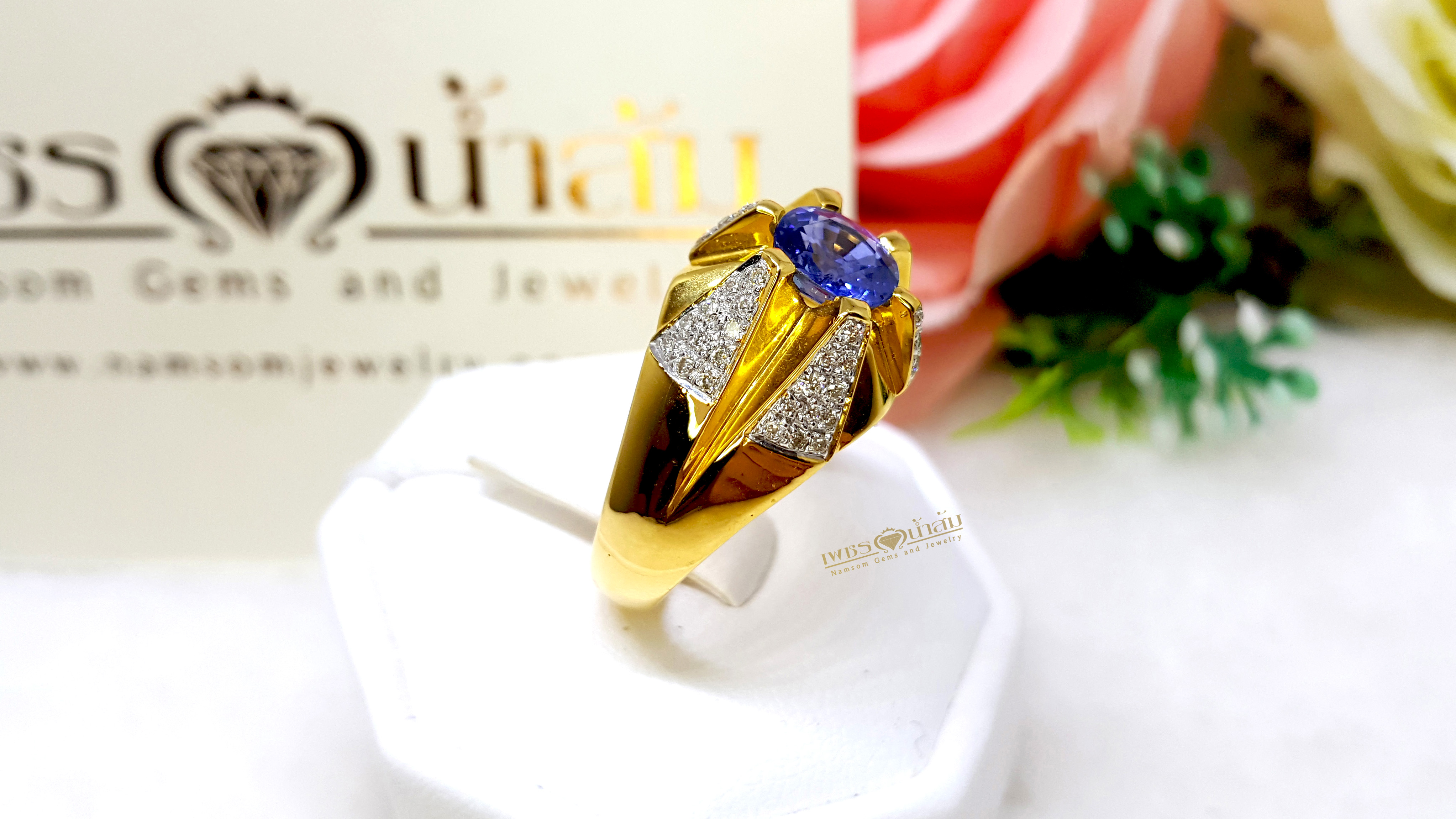 แหวนพลอยไพลิน Blue Sapphire หัวแหวนชูโดดเด่น ประดับตกแต่งด้วยเพชรแท้เพิ่มลวดลายให้น่ามอง บนตัวเรือนทองแท้ทั้งตัวเรือน