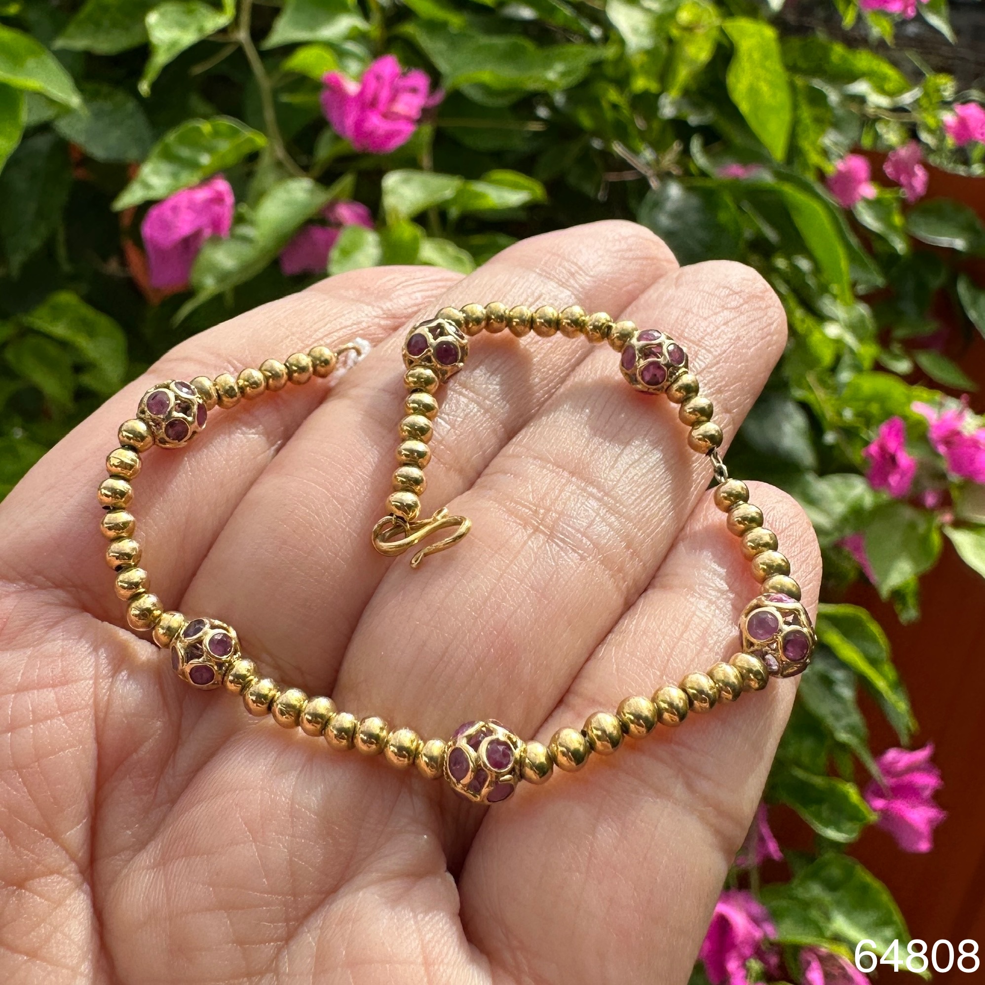 รหัส 64808 สร้อยข้อมือ ตะกร้อ ฝังทับทิม คั่นเม็ดประคำ รอบเส้น ทอง18K ความยาว 17.00 ซม. นน. 4.51 g