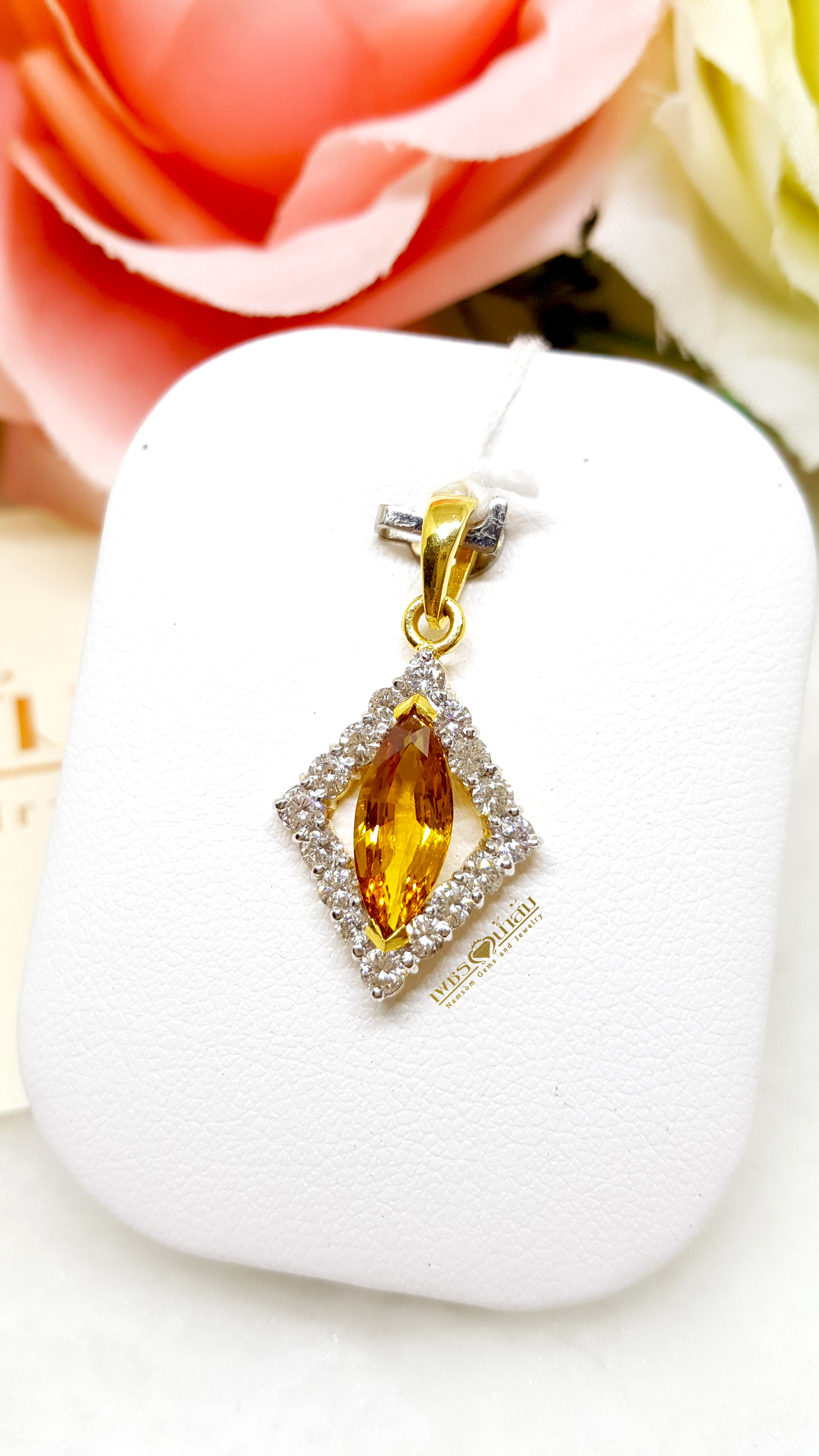 จี้บุษราคัม Yellow Sapphire ตกแต่งล้อมด้วยเพชรแท้ น้ำงาม ดีไซน์เป็นทรงหลามตัดของใพ่