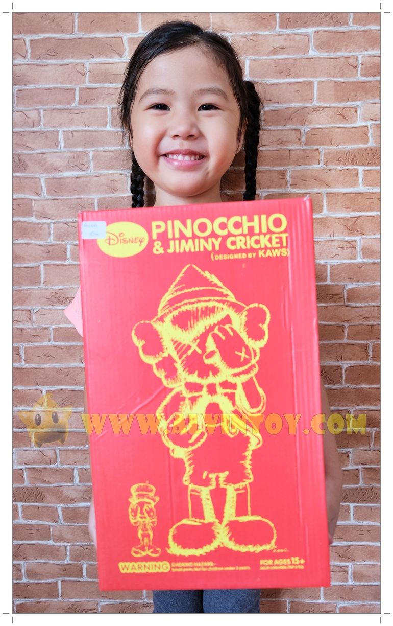 KAWS Pinocchio & Jiminy Cricket โมเดลพิน็อกคิโอ ความสูง 27 ซม. & คริกเก็ต ความสูง 5 ซม.