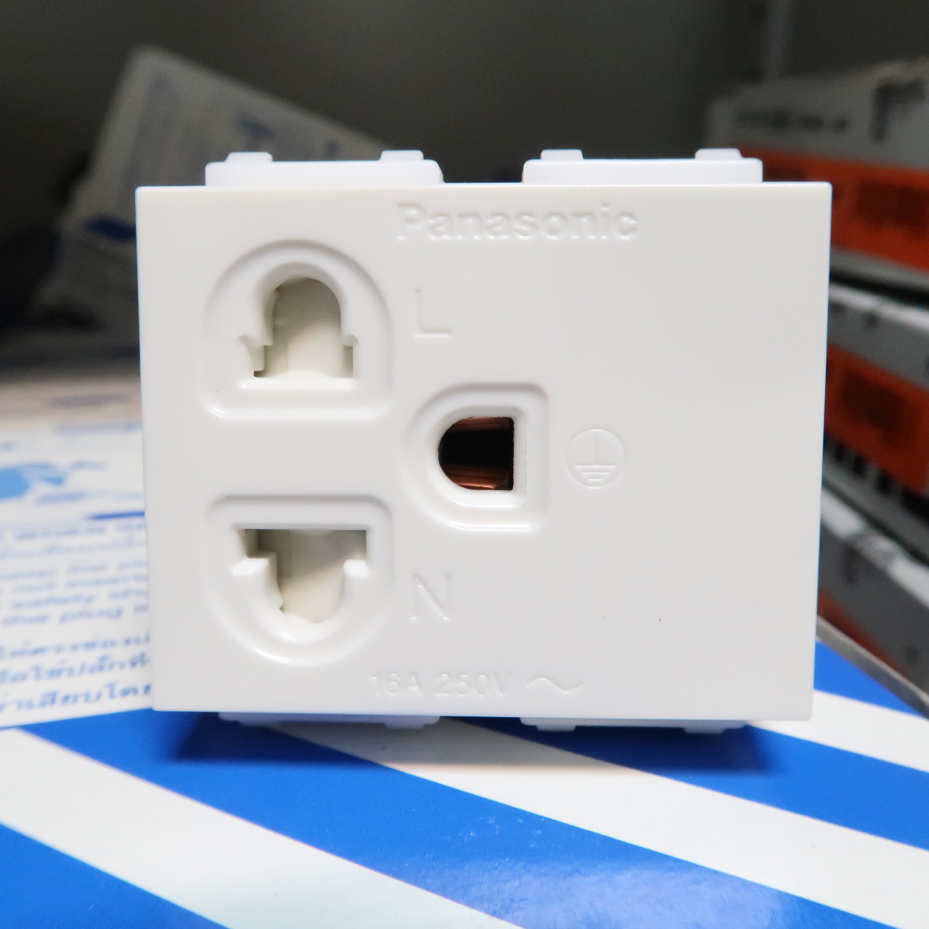 ปลั๊กกราวด์เดี่ยว (มีม่านนิรภัย) WEG