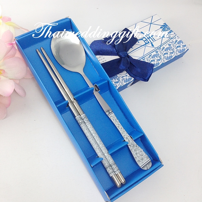 ช้อนตะเกียบ ด้ามลายหลุยส์ แพ็คกล่องฟ้าผูกโบว์ ฟรีป้ายชื่อ