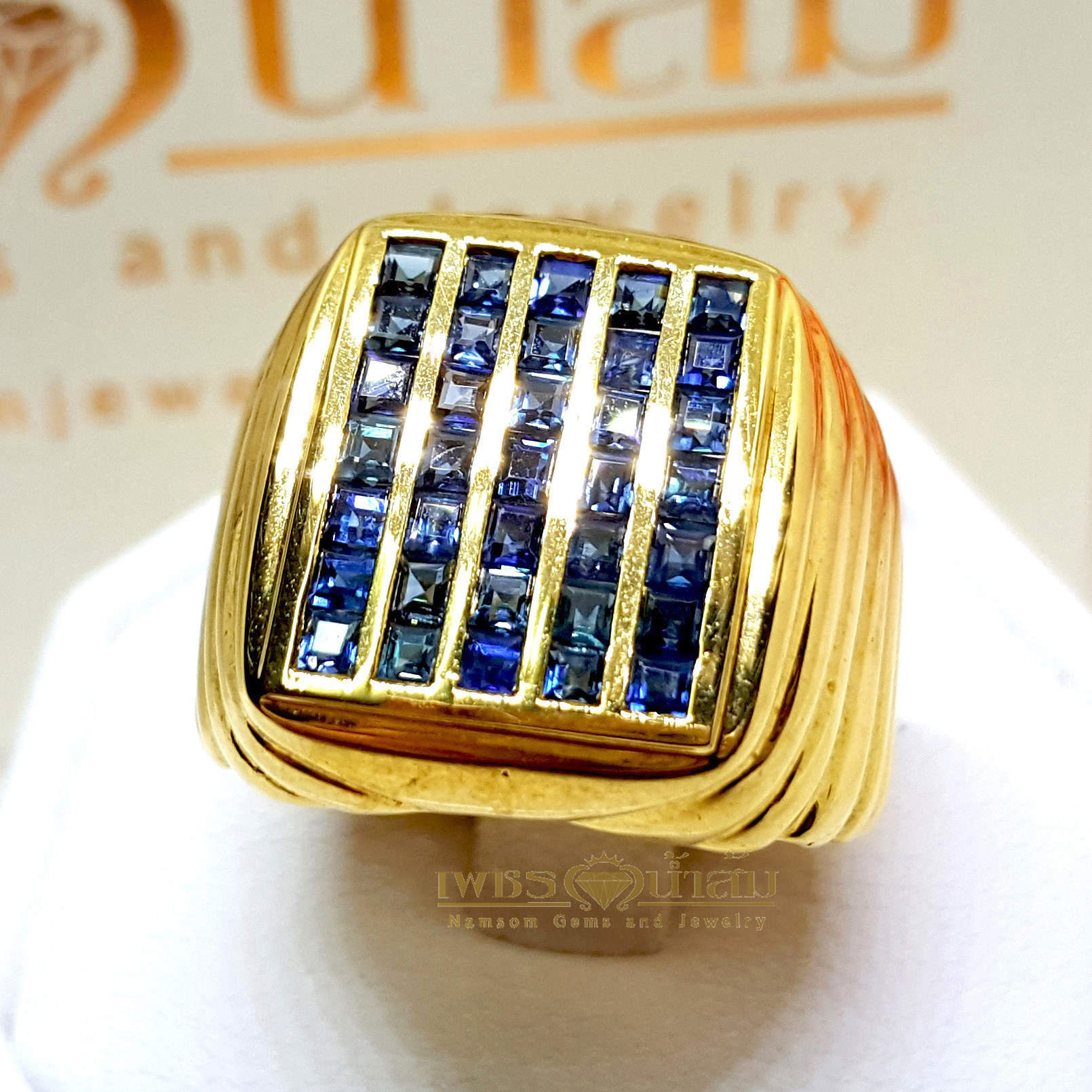 แหวนพลอยไพลิน Blue Sapphire เจียรเหลี่ยม Asscher ฝังหุ้มเรียบไร้หนามทรงเหลียม บนตัวเรือนทองแท้ทั้งตัวเรือน