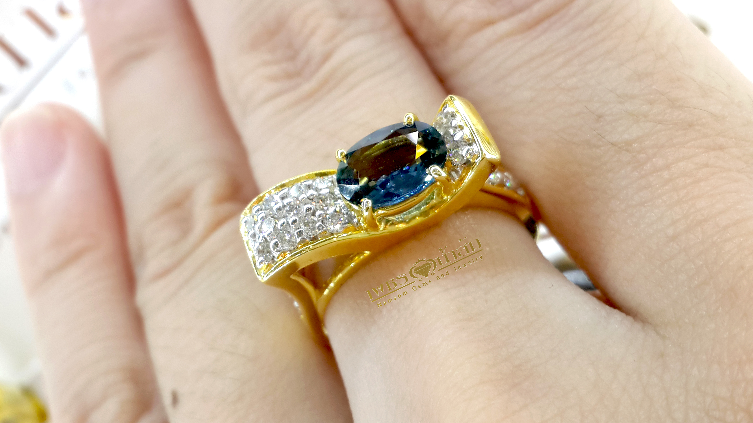 แหวนพลอยไพลิน Blue Sapphire สีเข้มสวย เล่นลูกเล่นทรงคลื่นประดับฝังด้วยเพชรแท้ น้ำงาม บนตัวเรือนทองแท้ทั้งตัวเรือน