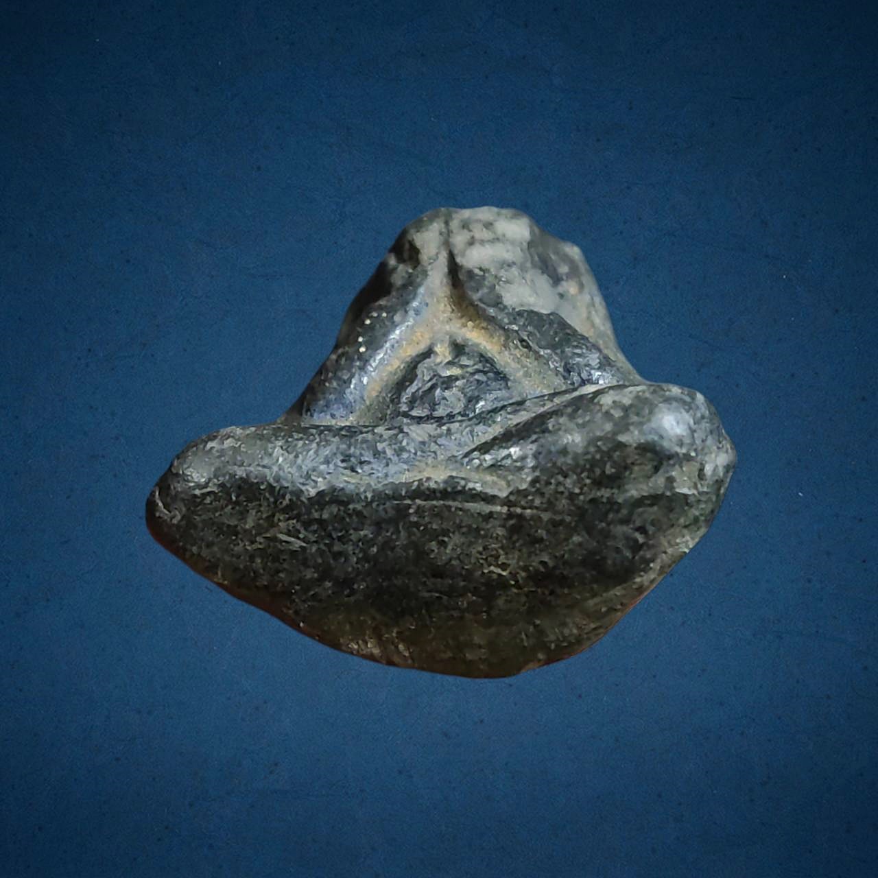 พระปิดตา เนื้อดินผสมผงใบลาน ไม่ทราบที่