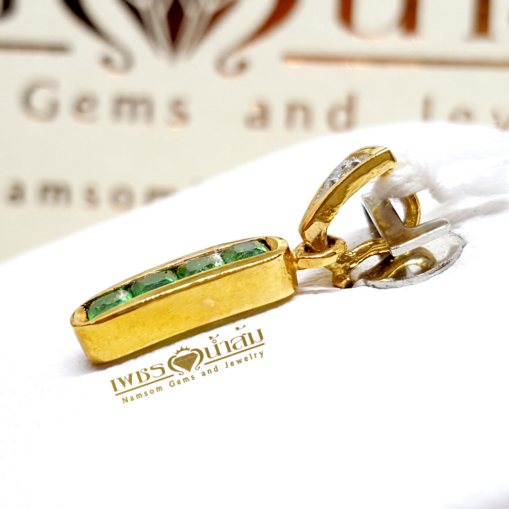 จี้พลอยซาร์โวไรท์ Tsavorite ล้อมเพชร สีสด ชิ้นเล็กน่ารักสดใส