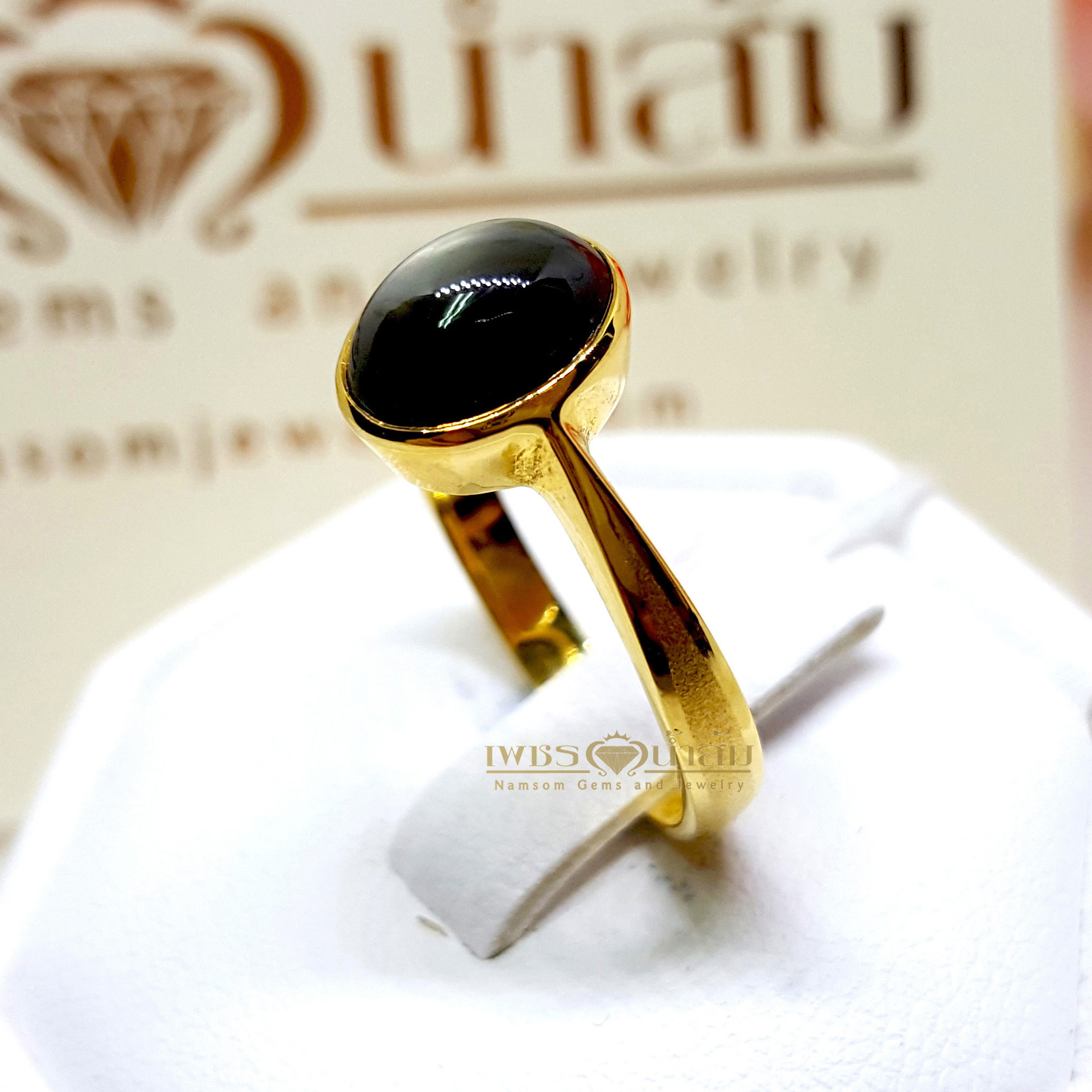 แหวนพลอย Black Star Sapphire ฝังหุ้มเรียบไร้หนามเรียบง่าย สวมใส่ได้ทุกวัน บนตัวเรือนทองแท้ทั้งตัวเรือน