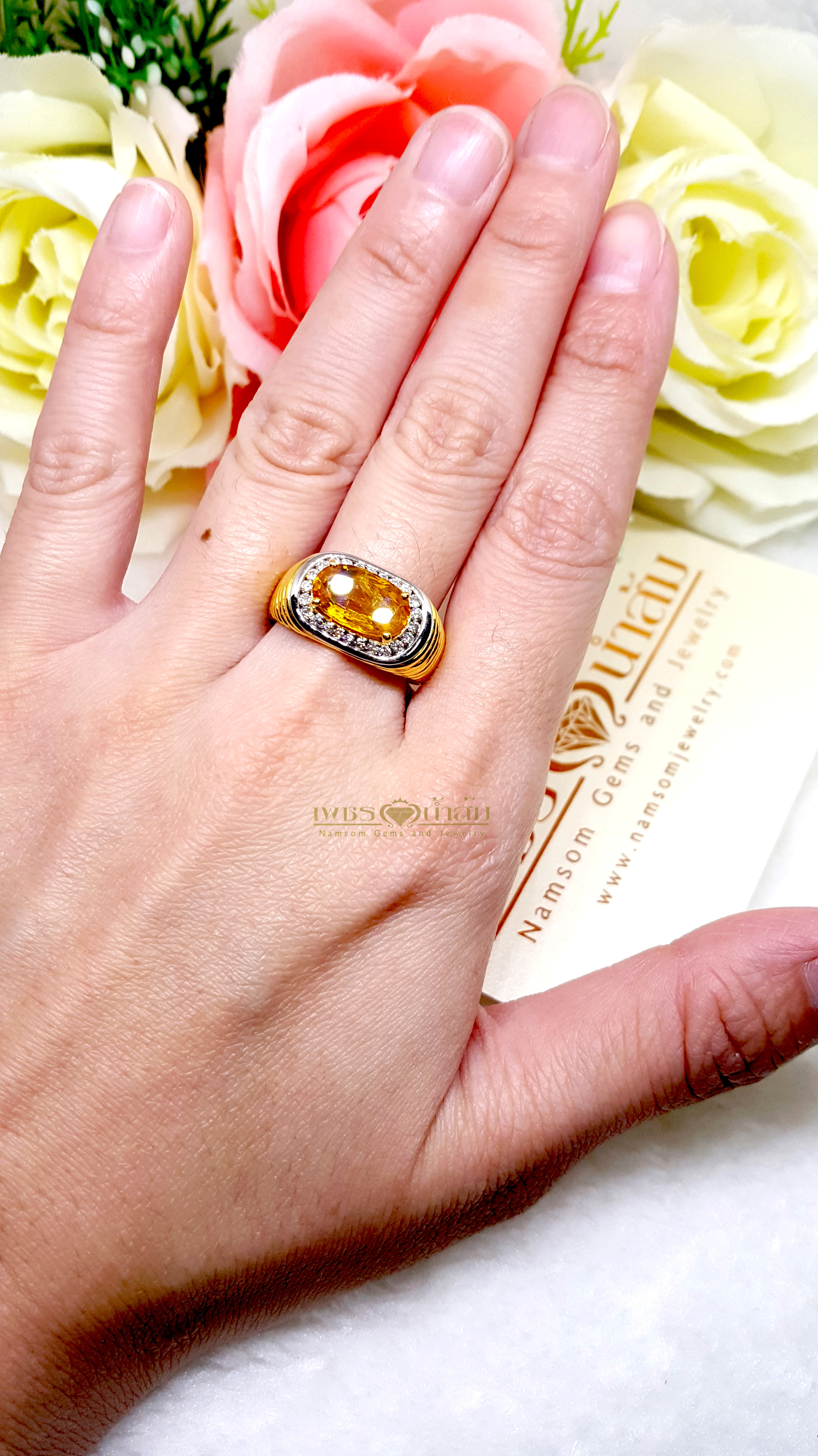 แหวนบุษราคัม Yellow Sapphire เม็ดใหญ่ น้ำหนักกว่า 3.30 กะรัต ล้อมด้วยเพชรแท้น้ำงาม บนตัวเรือนทองแท้ทั้งตัวเรือน