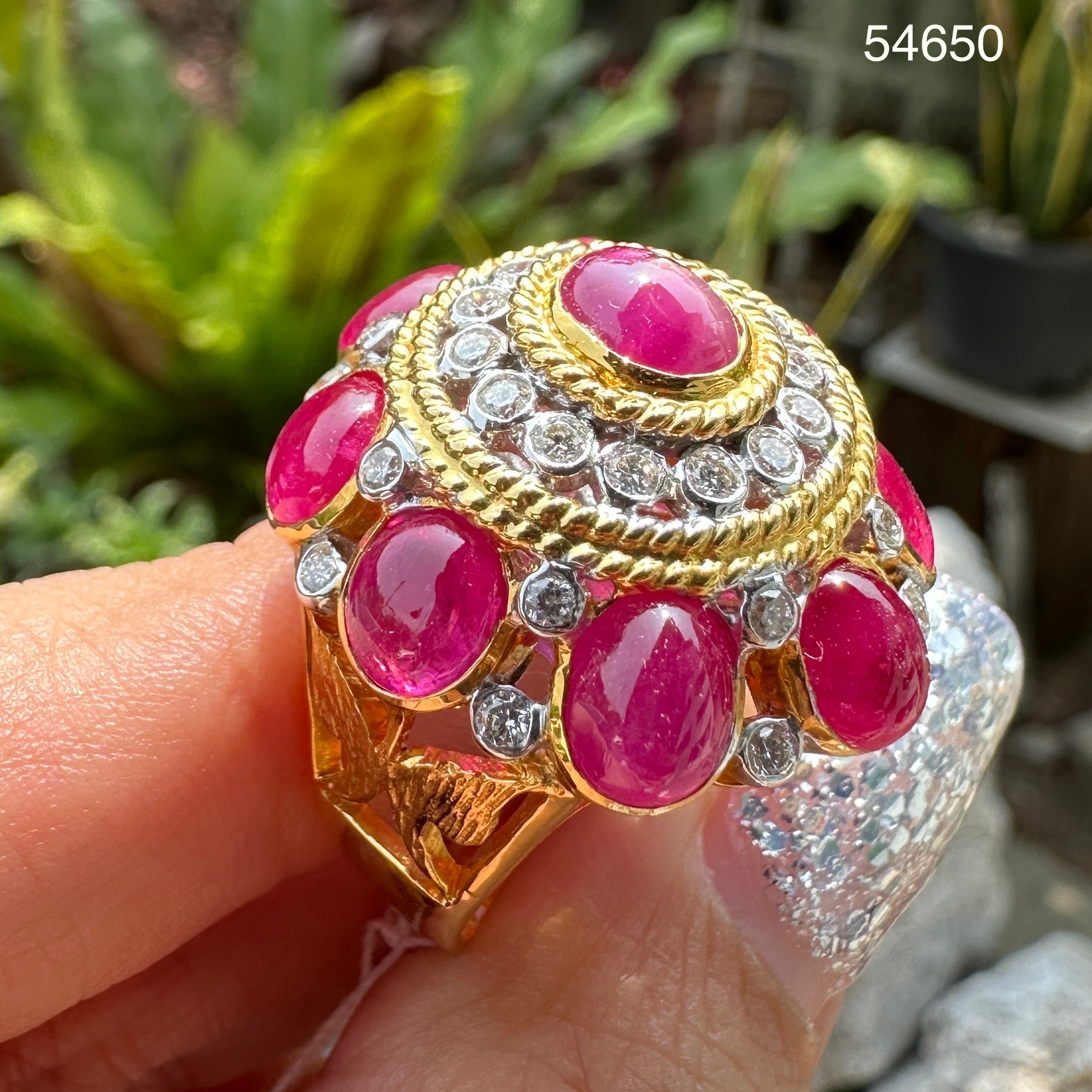 รหัส 54650 แหวน ทับทิม หลังเบี้ย ฉลุลาย ล้อมเพชร 30 เม็ด 0.60 กะรัต ทอง90 งานสวยมาก นน. 16.26 g