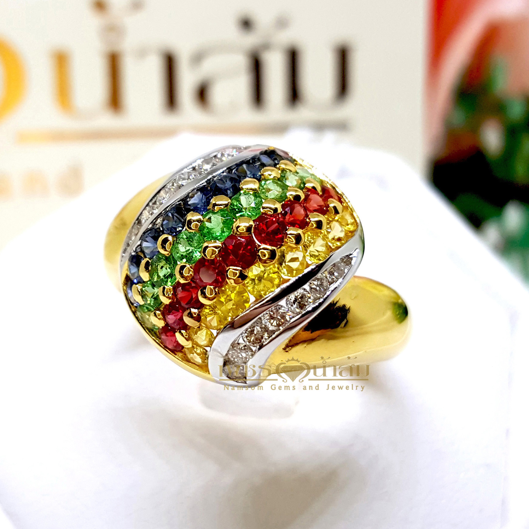 แหวนพลอยนพเก้าสลับสีทรงตูม ประกอบไปด้วย ทับทิม ไพลิน บุษราคัม และมรกตสีสวย บนตัวเรือนทองทัทั้งตัวเรือน