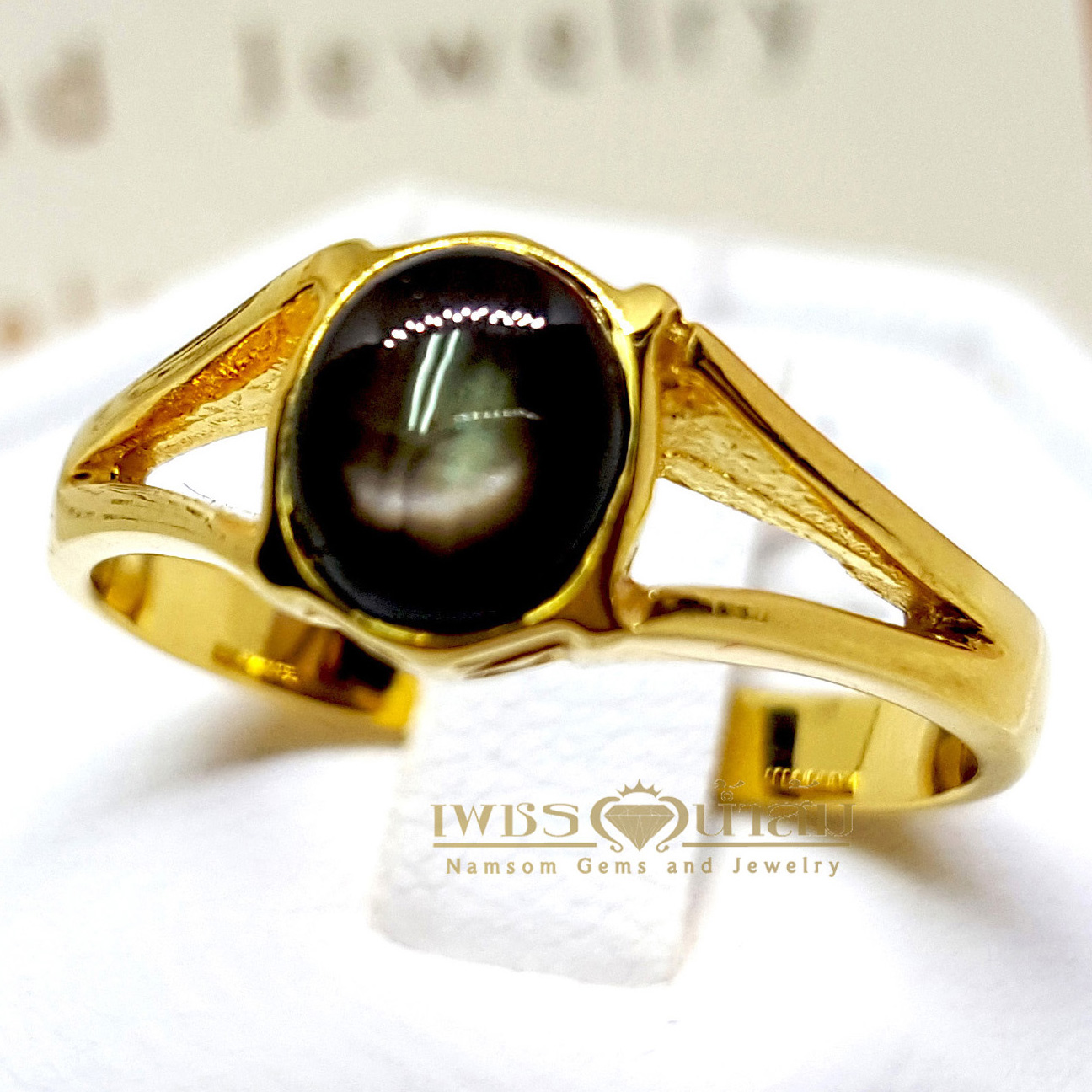 แหวนพลอย Black Star Sapphire ฝังหุ้มเรียบไร้หนาม บนตัวเรือนทองแท้ทั้งตัวเรือน