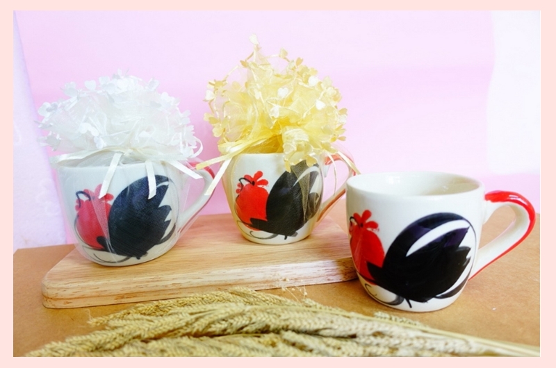 ถ้วยลายไก่ 2 ด้าน แพ็คถุงขอบหัวใจสีครีมทอง ขนาด 7*6.5 cm