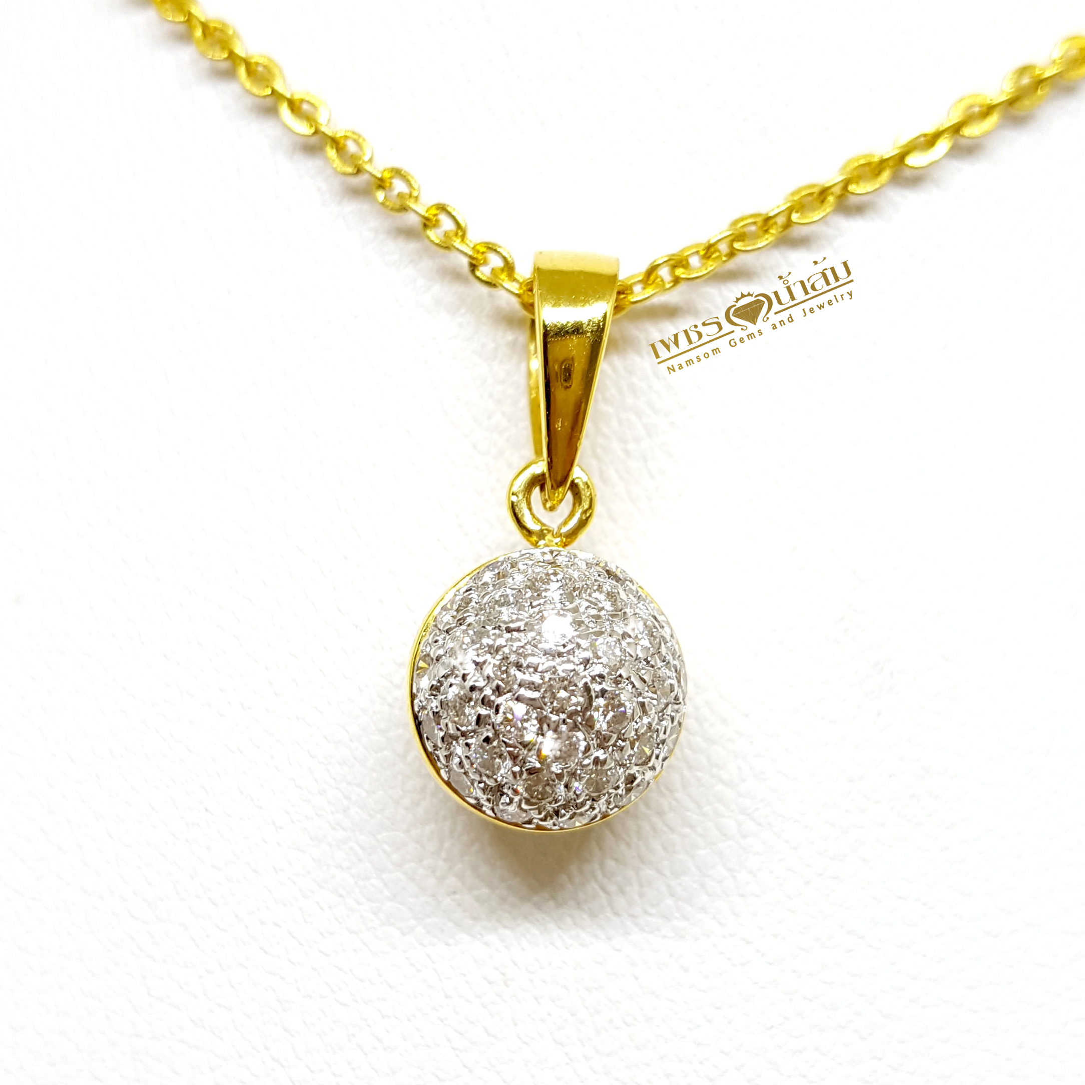 จี้เพชรแท้ฝังเรียบไร้หนาม ทรงกลมลูกโลก ขณะสวมจะเหวี่ยงตัวแก่วงตามผู่ใส่ หยอกเอินทุกสายตาให้หันมามอง