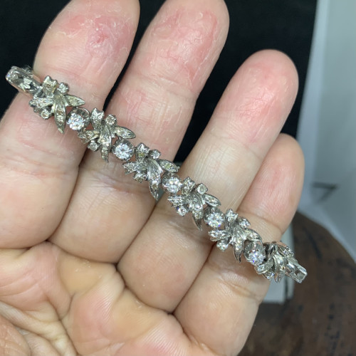 รหัส 63476 สร้อยข้อมือ เพชร 7/0.70 ct ฝังเพชรกุหลาบ 35/0.35 ct งานปาหะ ความยาว 17.50 ซม. นน. 14.32 g