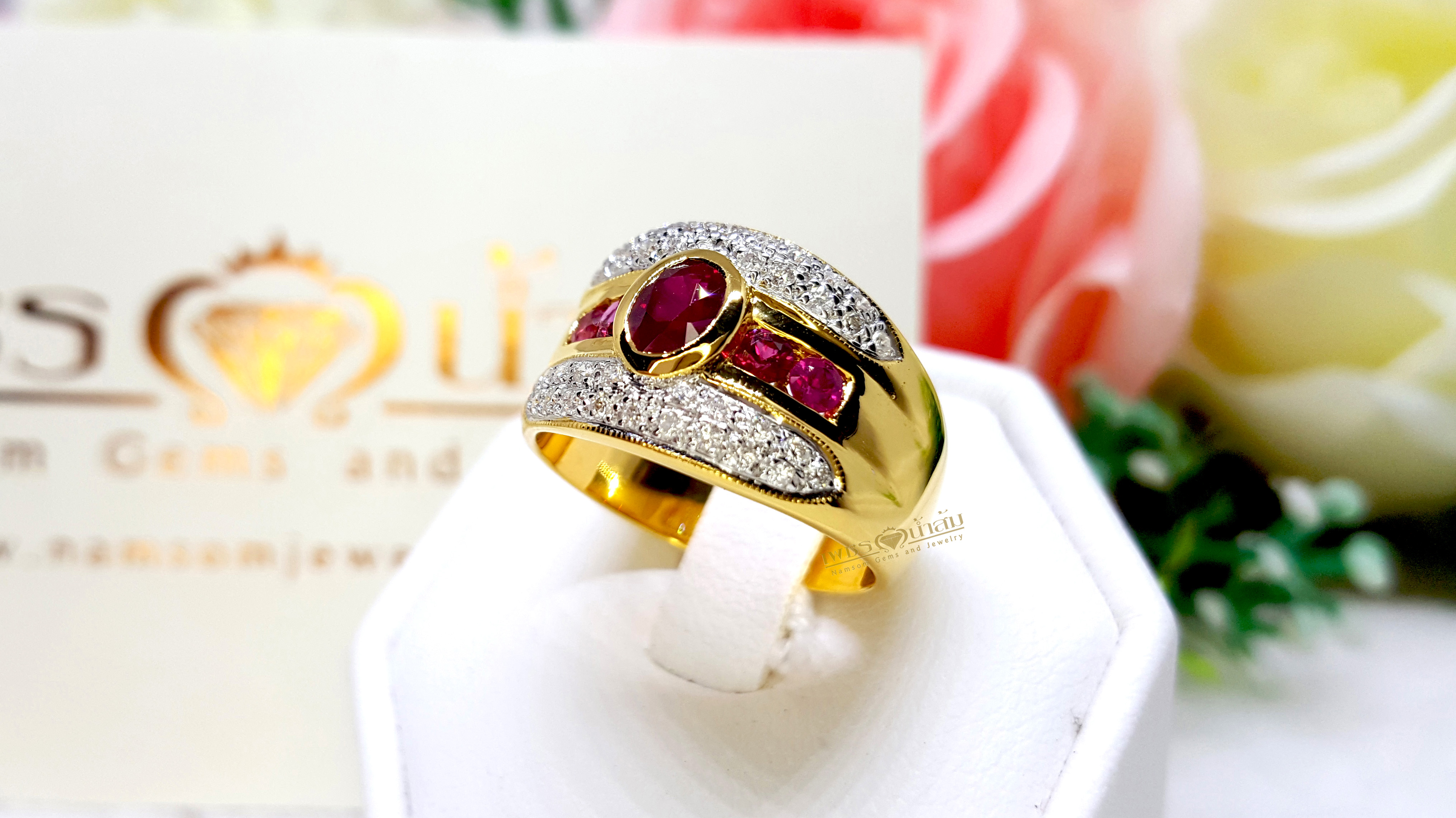 แหวนทับทิม Ruby สีหวาน ประดับตกแต่งด้วยทับทิมเจียรเหลี่ยม Princess ตกแต่งขอบข้างด้วยเพชรแท้ฝังจิกไข่ปลา บนตัวเรือนทองแท้ทั้งตัวเรือน