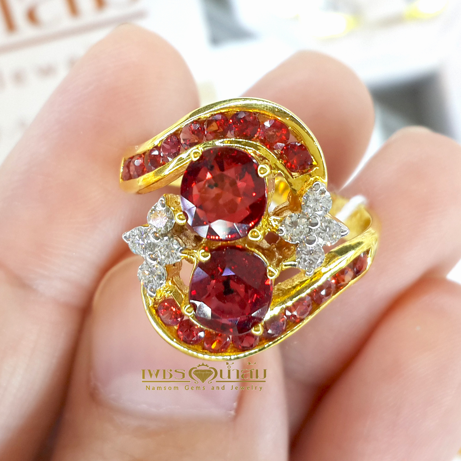 แหวนพลอยทับทิม Ruby เนื้องาม สีแดงสด ประดับทรงไขว้ฝังหนีบด้วยทับทิม สีสวย ตกแต่งขั้นด้วยเพชรแท้ เพิ่มลูกเล่น บนตัวเรือนทองแท้ทั้งตัวเรือน