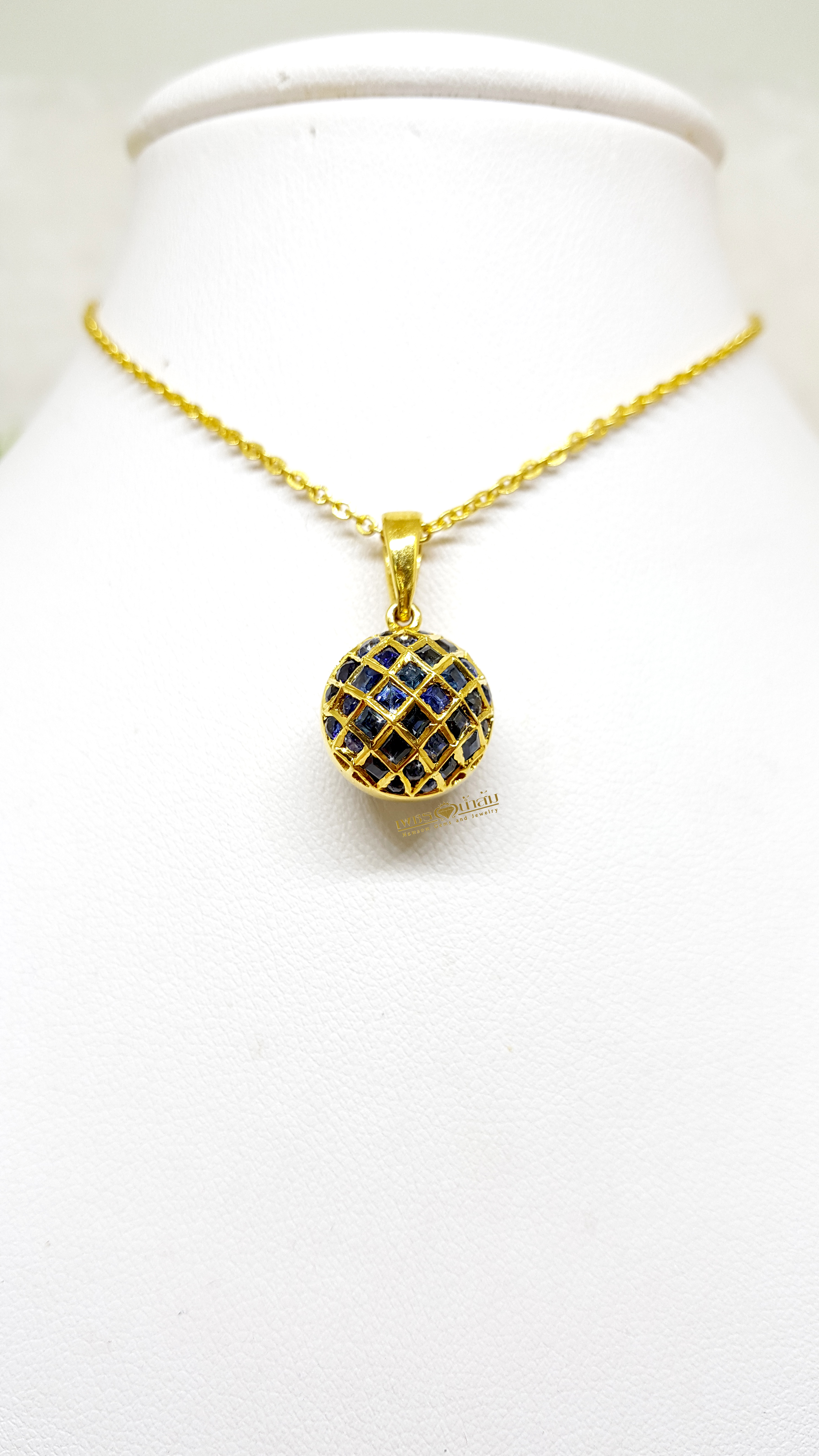 จี้พลอยไพลิน Blue Sapphire น้ำงาม ฝังเรียบไร้หนาม ทรงกลมลูกโลก ขณะสวมจะเหวี่ยงตัวแก่วงตามผู่ใส่ หยอกเอินทุกสายตาให้หันมามอง