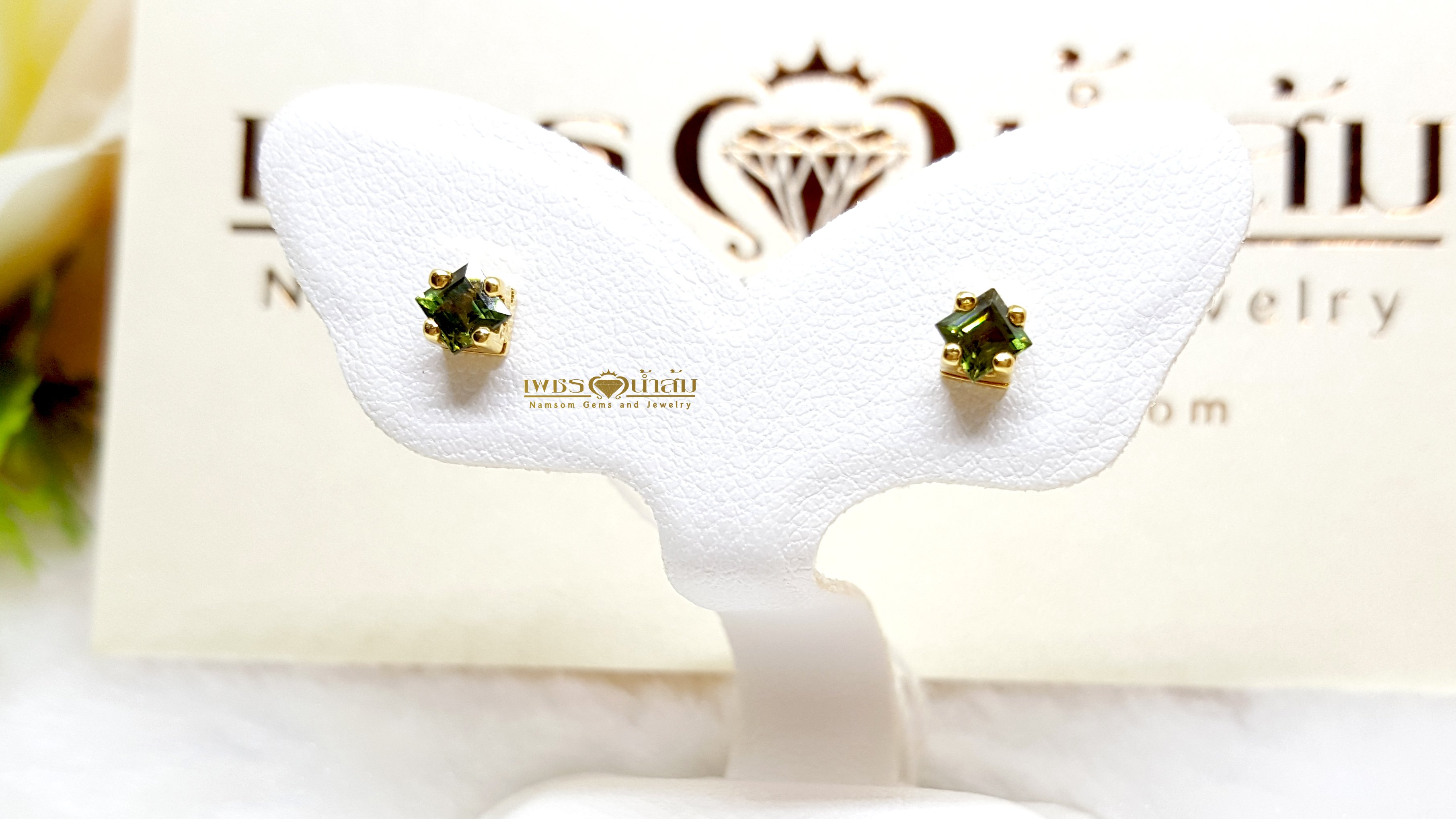 ต่างหูพลอยเขียวส่อง Green Sapphire เจียรทรงเหลี่ยม สีสวย เรียบง่ายสวมใสได้ทุกวัน