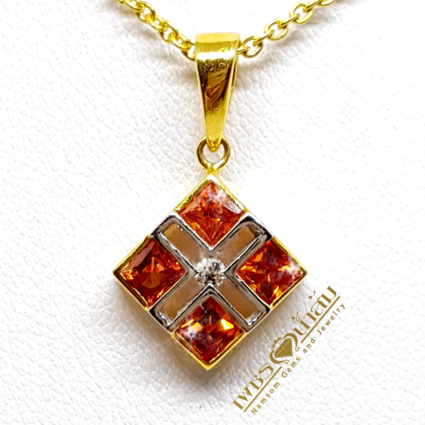 จี้พลอยบุษราคัม Yellow Sapphire ฝังเรียบไร้หนาม เจียรเป็นทรงเหลียม ฝังด้วยเพชรแท้เม็ดกลาง เพื่มลูกเล่น