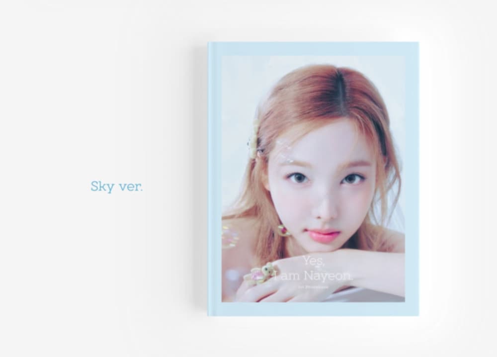 ( Pre-Order ) PHOTOBOOK NAYEON ( Twice ) Yes I am Nayeon ( Sky ver ) วางจำหน่าย 20 / 2 / 2025