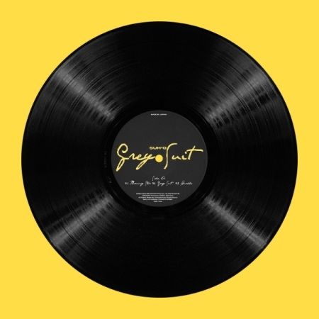 ( Pre-Order ) SUHO 2nd Mini Album Grey Suit ( LP ver ) วางจำหน่าย 21 / 11 / 2022