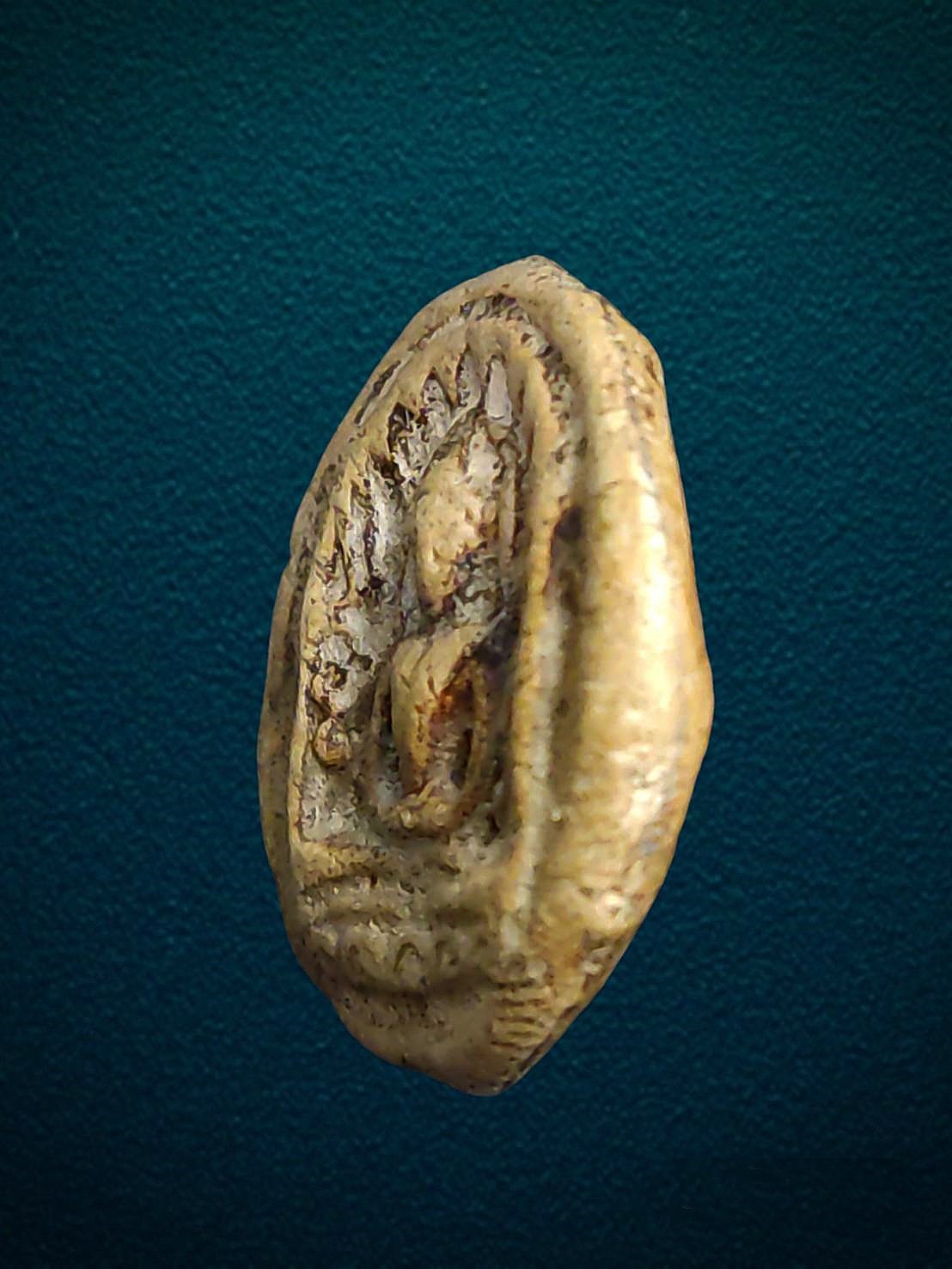 พระกำแพงซุ้มกอ พิมพ์ขนมเปี๊ย วัดพิกุล กำแพงเพชร