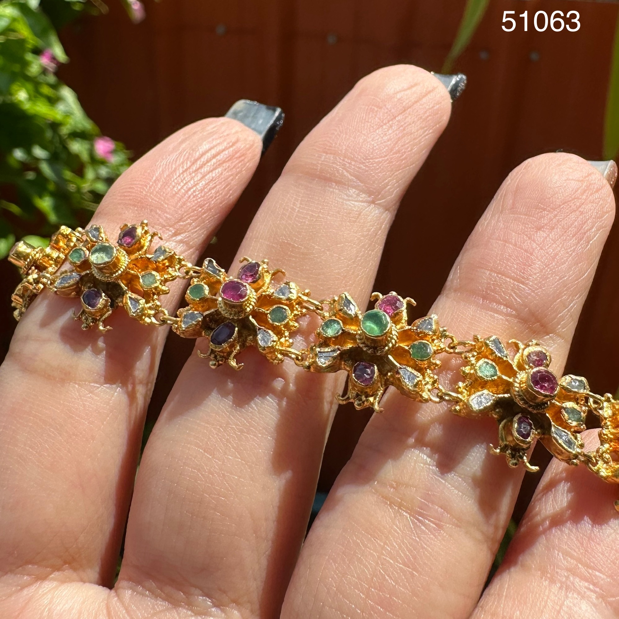 รหัส 51063 สร้อยข้อมือ 3 สี ทับทิม มรกต เพชรซีก ฉลุลาย รอบเส้น ทอง90 งานสวยมาก นน. 20.00 g