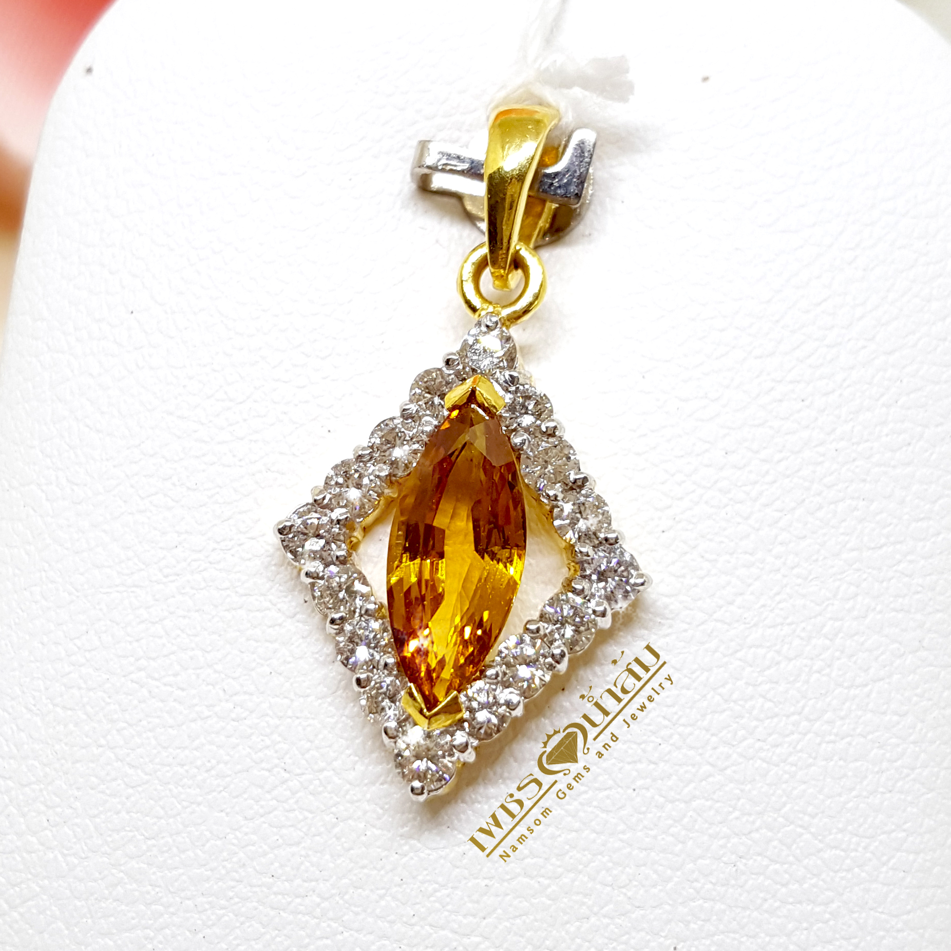 จี้บุษราคัม Yellow Sapphire ตกแต่งล้อมด้วยเพชรแท้ น้ำงาม ดีไซน์เป็นทรงหลามตัดของใพ่