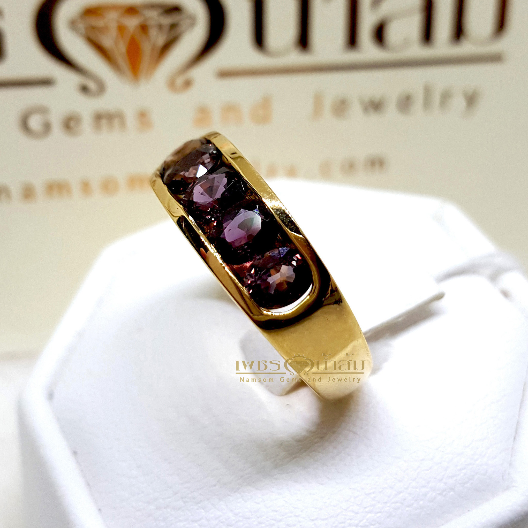 แหวน Violet Sapphire ซัฟฟายสีไวโอเลตเจียรเหลียมเพชรฝังหนีบทรงปอกมี บนตัวเรือนทองแท้ทั้งตัวเรือน