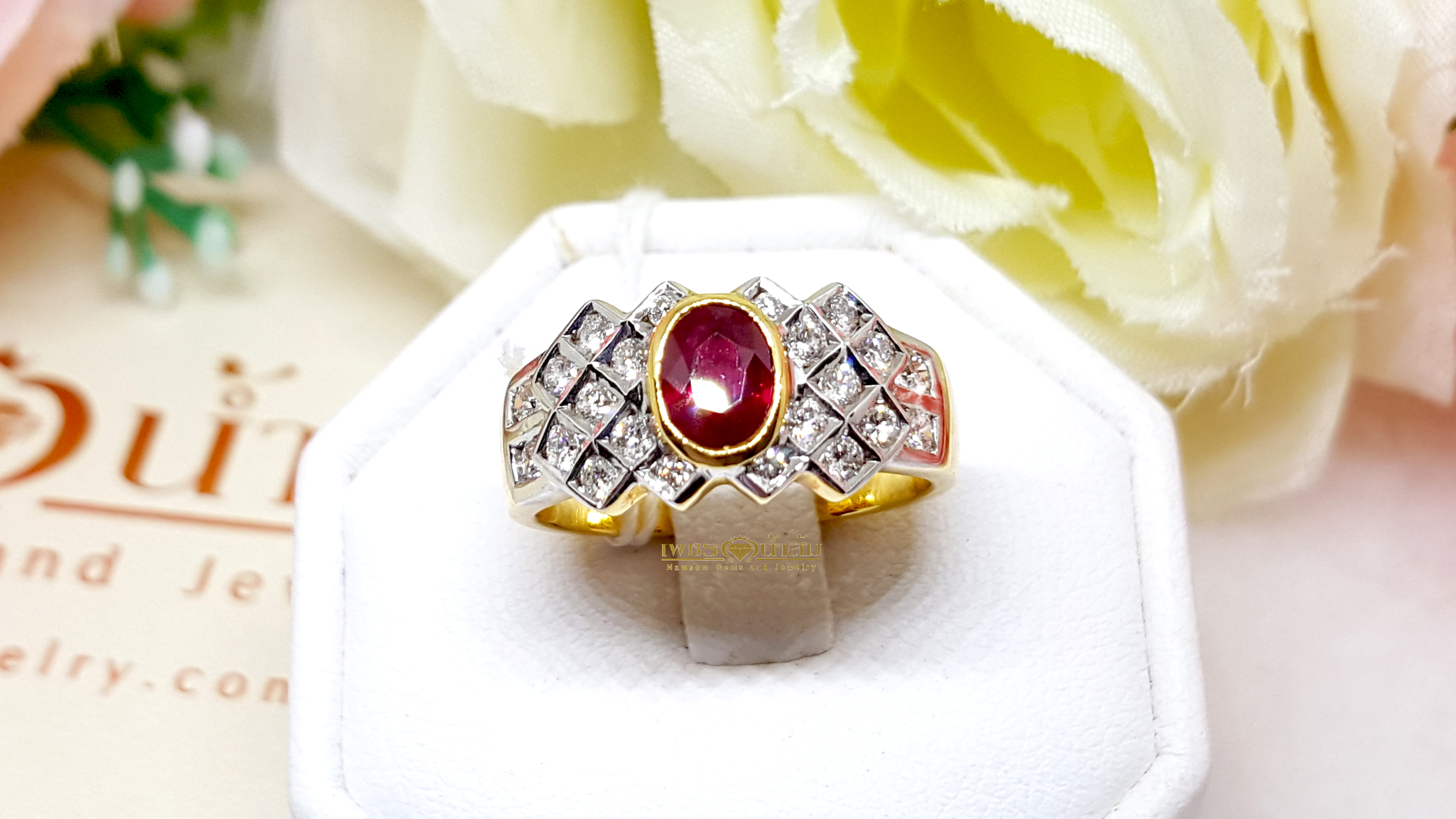 แหวนพลอยทับทิม Ruby สีแดงสดฝังหุ้ม ประดับตกแต่งด้วยเพชรแท้แล่นลูกเล่นรียงเป็นตาราง บนตัวเรือนทองแท้ทั้งตัวเรือน