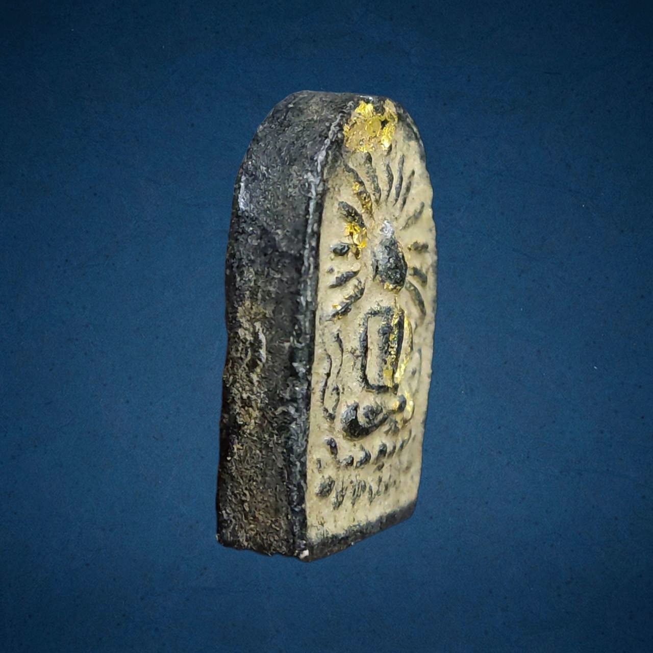 พระเล็บมือ พิมพ์รัศมี ท่านเจ้าจุ้ย วัดสามปลื้ม กรุงเทพฯ ปี 2475เนื้อผงใบลานหลังปั๊มยันต์ ปิดทองเดิม