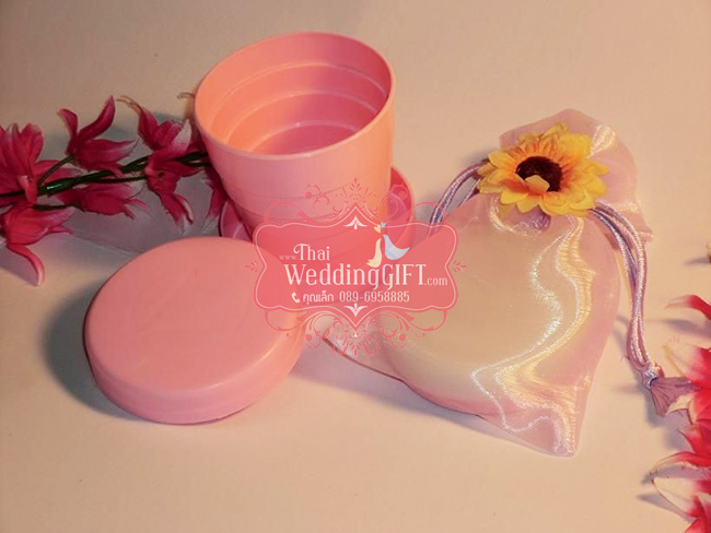 แก้วน้ำพับได้ น่าใช้พกพาสะดวก ใช้ตัดเม็ดยาได้ พร้อมฝาปิด แพ็คถุงผ้าแก้ว