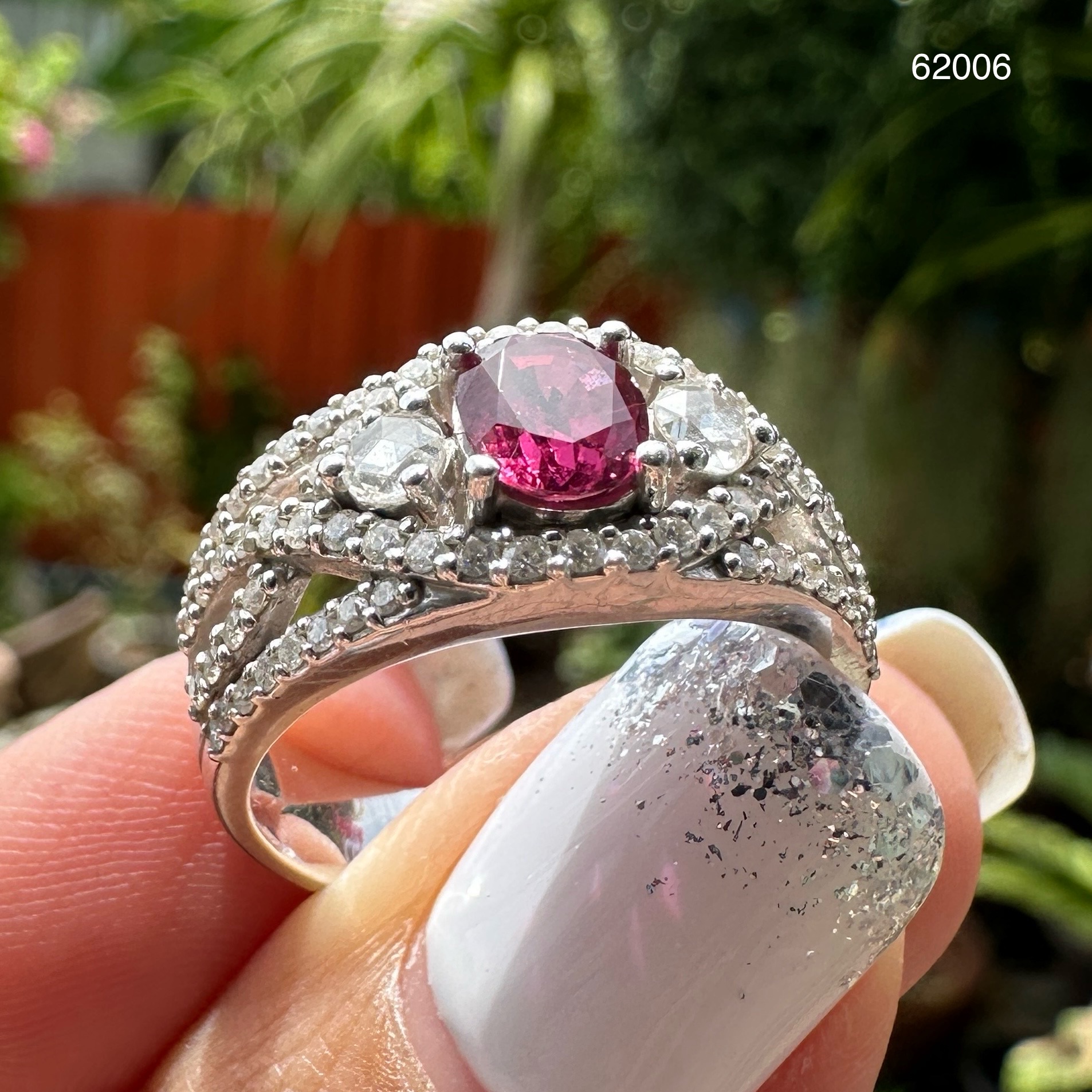 รหัส 62006 แหวน ทับทิม สยาม 0.80 กะรัต ล้อมเพชร 76 เม็ด 0.84 กะรัต ทองคำขาว18K พร้อม Cert. นน. 7.05 g