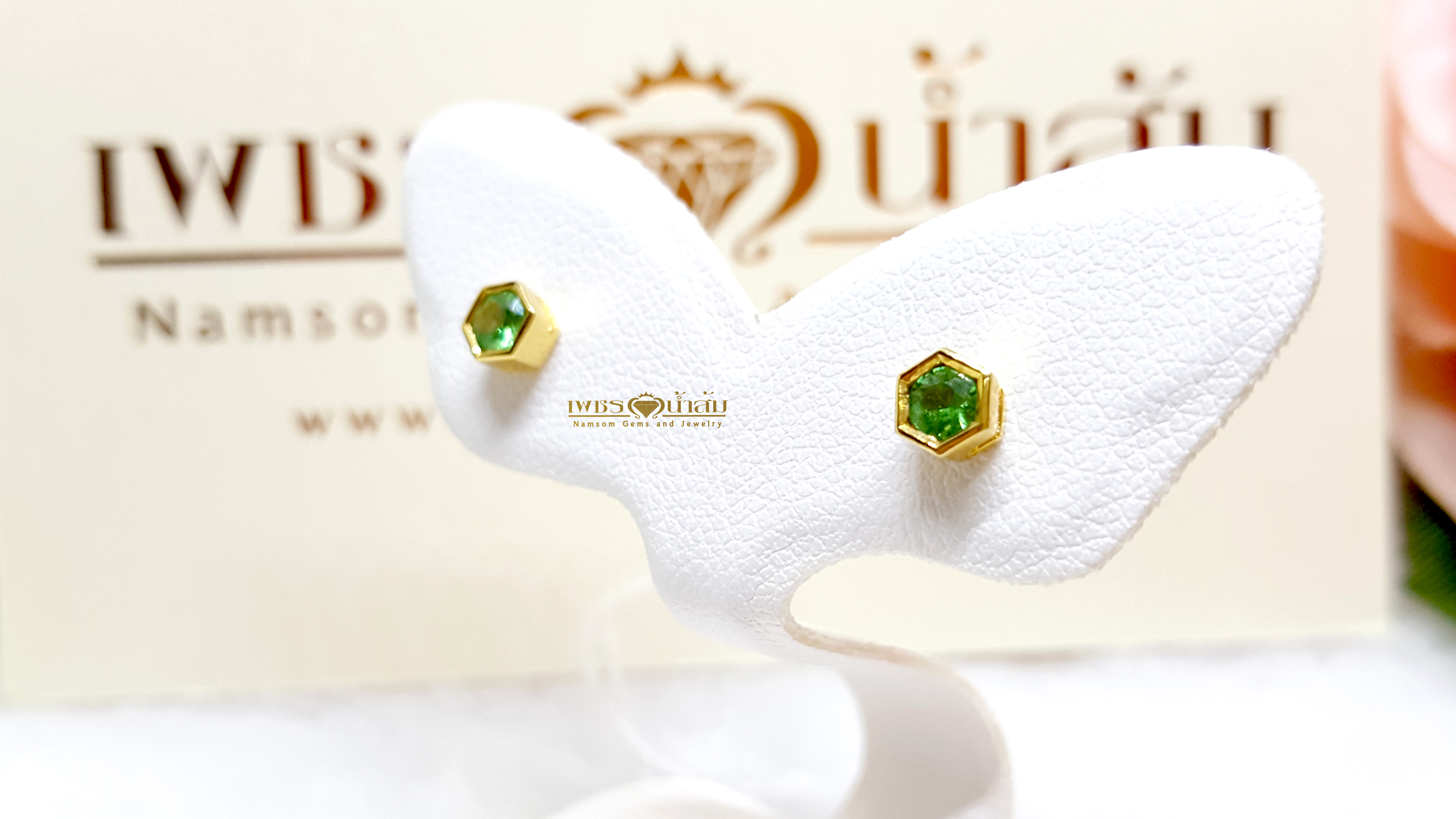 ต่างหูซาโวไรท์ tsavorite พลอยสีเขียว สวยสด ทรงหกเหลี่ยม