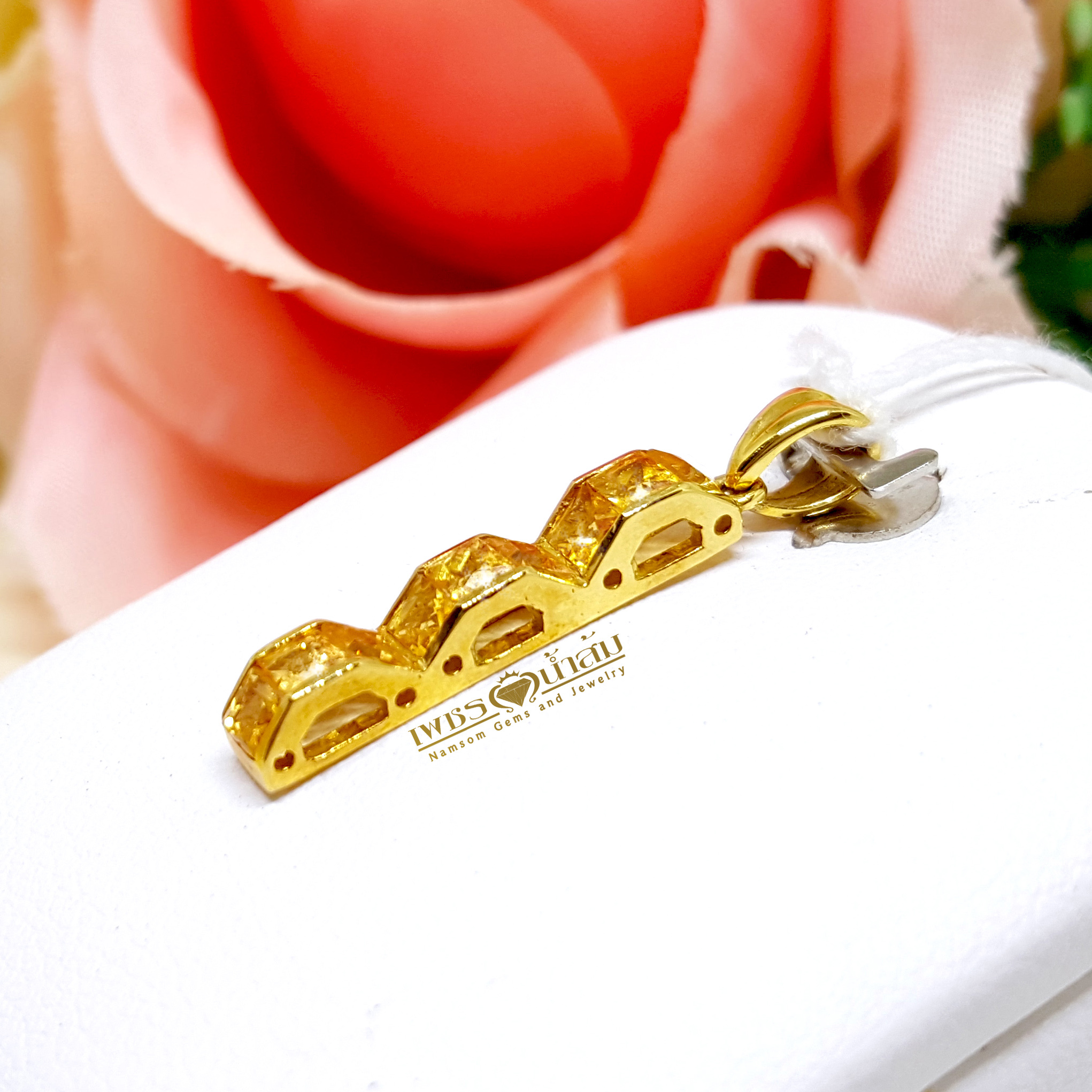 จี้พลอยบุษราคัม Yellow Sapphire ชิ้นเล็กน่ารัก เจียรเป็นทรงลูกคลื่น สวมใส่ได้ทุกวัน