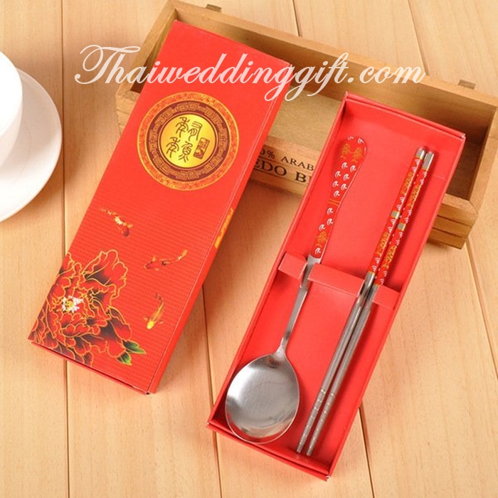 ช้อนตะเกียบ ด้ามลายสีแดง แพ็คกล่องแดงผูกโบว์ ฟรีป้ายชื่อ