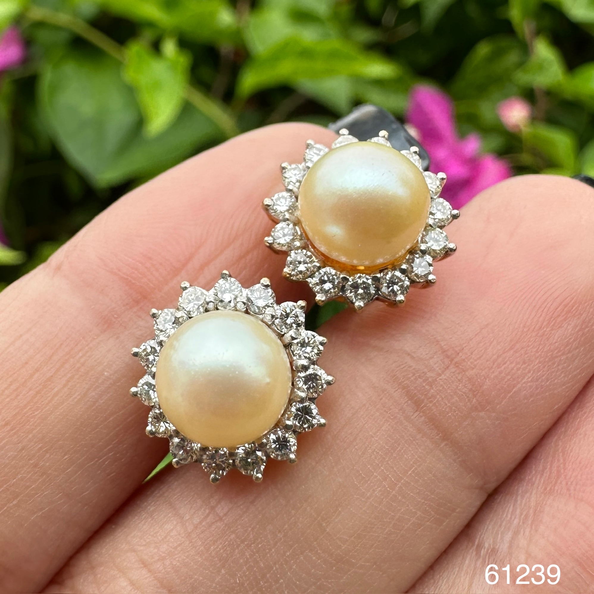 รหัส 61239 ต่างหู มุก ญี่ปุ่น 7.9 มิล ล้อมเพชร 28 เม็ด 0.56 กะรัต ทอง90 สวยมาก นน. 6.26 g