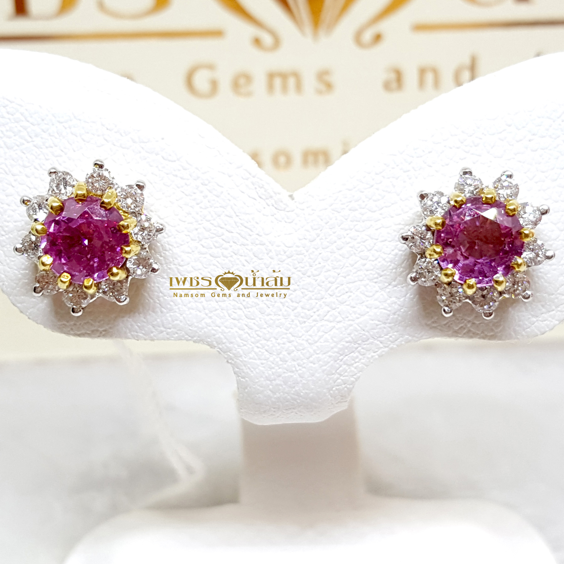 ต่างหูพลอยแซฟไฟร์สีชมพู Pink Sapphire สีสวยน้ำงาม ประดับล้อมด้วยเพชรแท้ เพิ่มความโดดเด่น