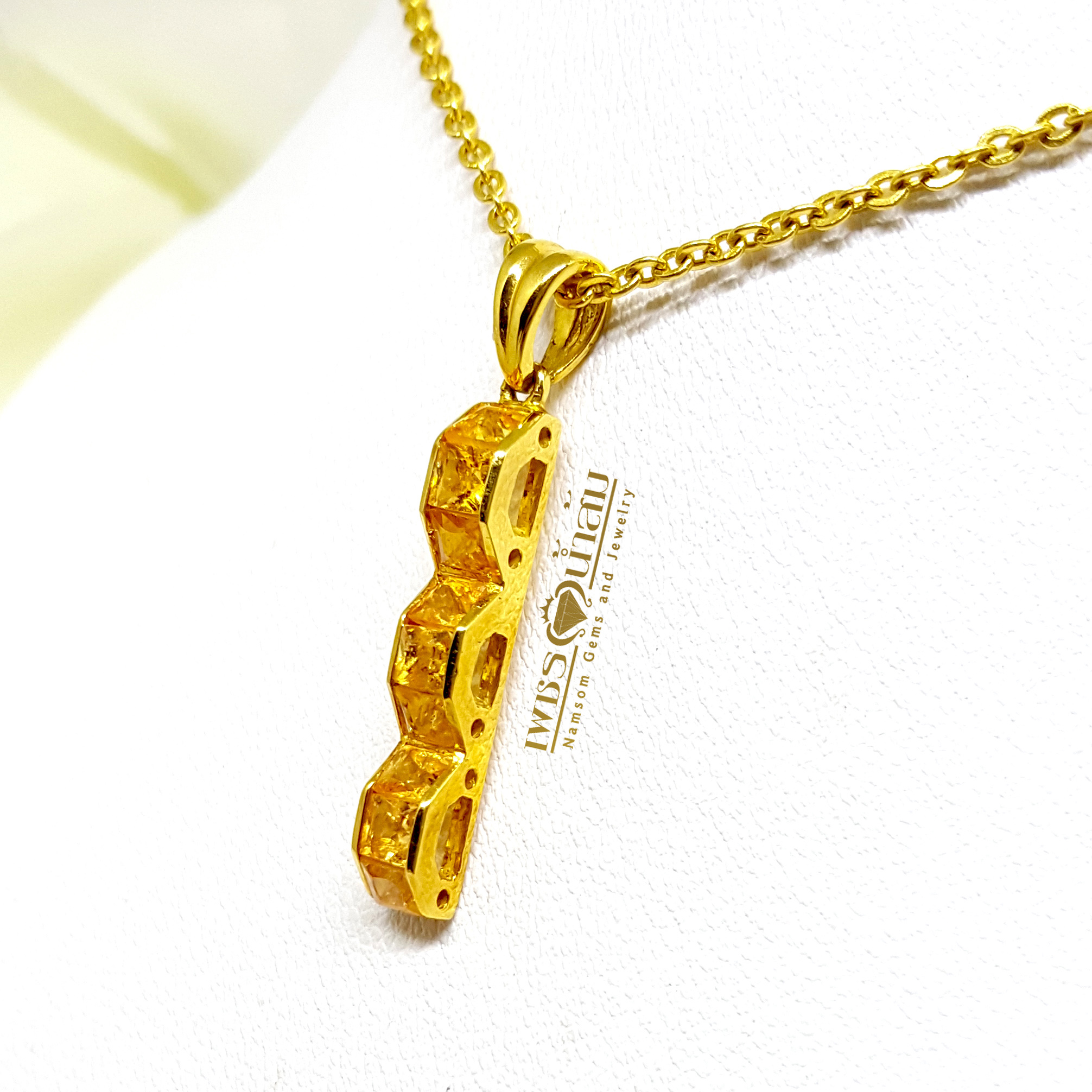 จี้พลอยบุษราคัม Yellow Sapphire ชิ้นเล็กน่ารัก เจียรเป็นทรงลูกคลื่น สวมใส่ได้ทุกวัน