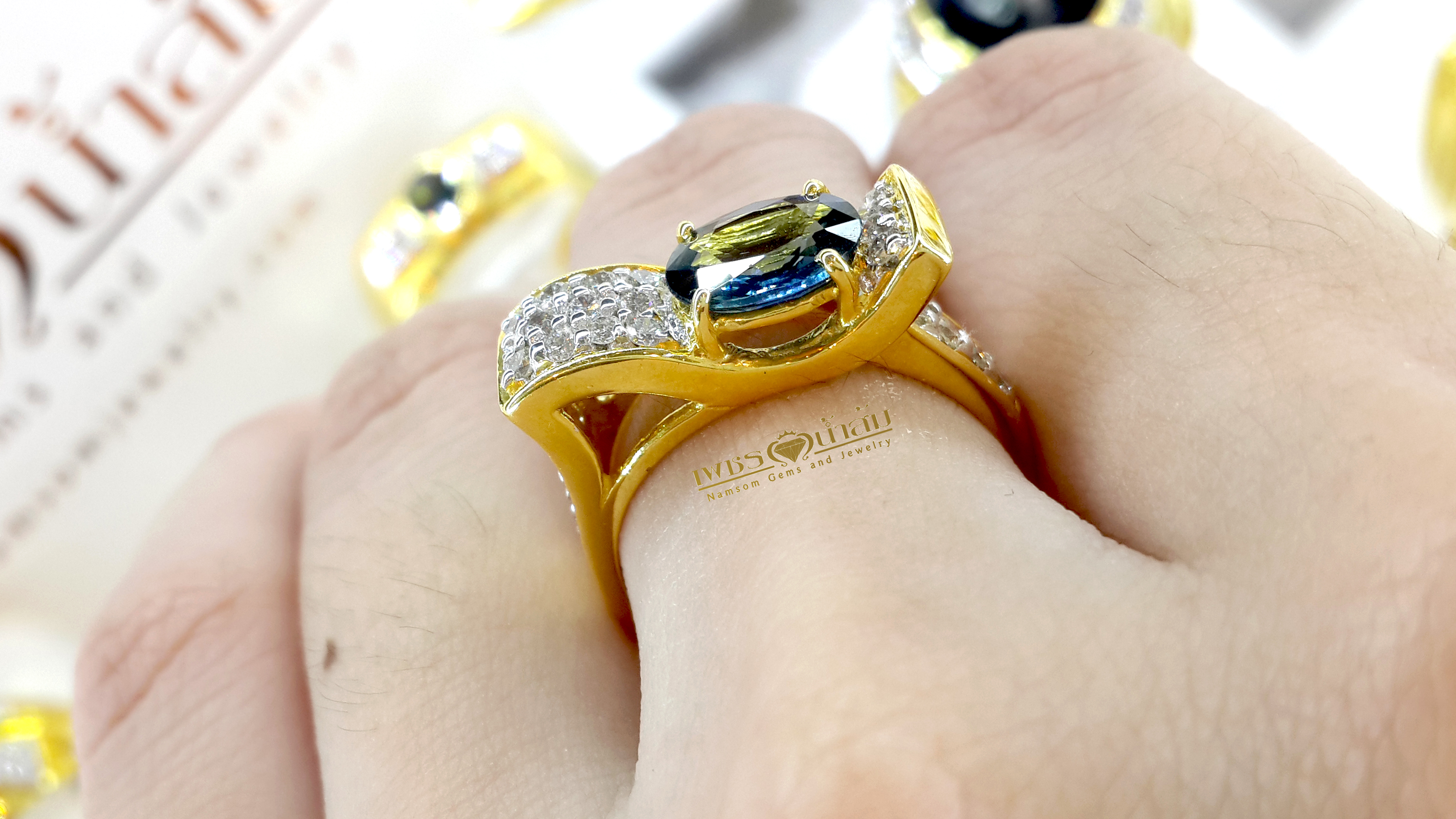 แหวนพลอยไพลิน Blue Sapphire สีเข้มสวย เล่นลูกเล่นทรงคลื่นประดับฝังด้วยเพชรแท้ น้ำงาม บนตัวเรือนทองแท้ทั้งตัวเรือน