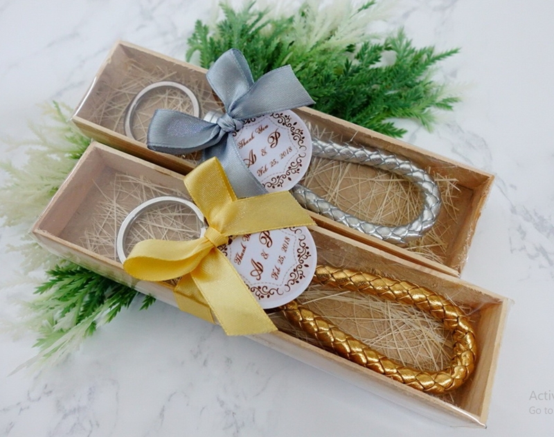 พวงกุญแจเชือกถัก สีทองสีเงิน แพ็คกล่องไม้ ผูกโบว์ พร้อมป้ายชื่อ