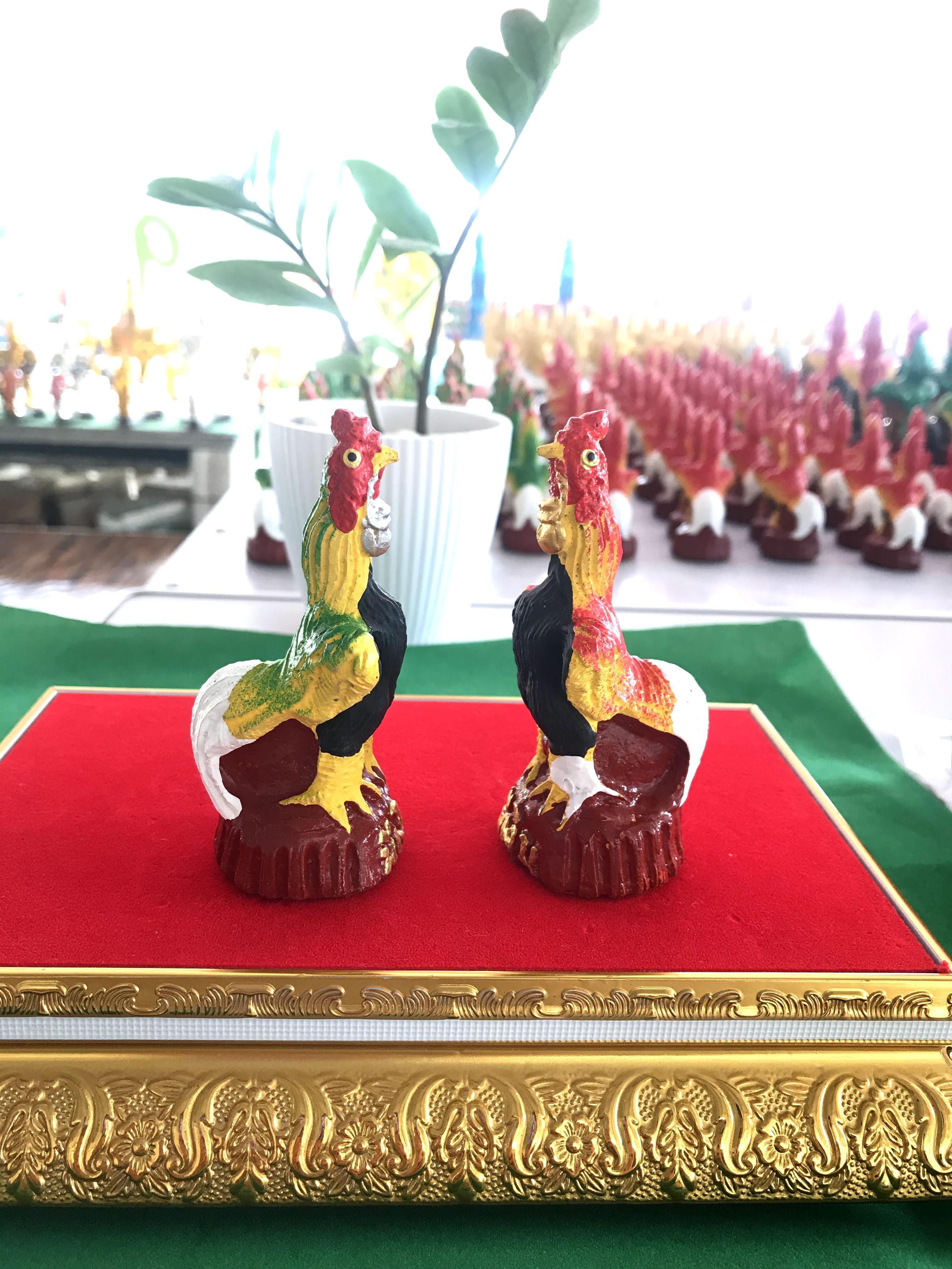 ไก่ปูนปั้นถวายตาไข่ตั้งหิ้งที่บ้าน งานแฮนด์เมด