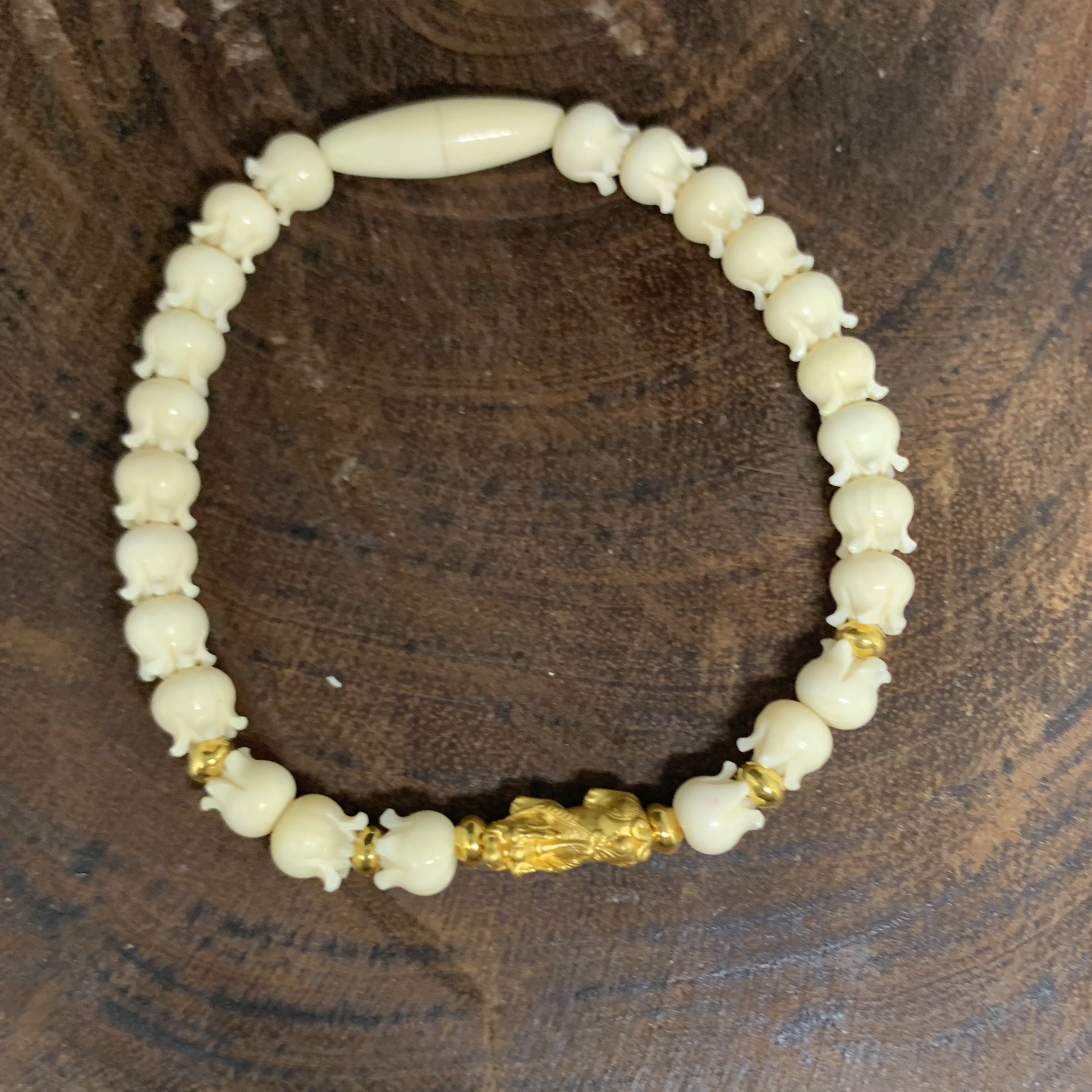 รหัส 63159 สร้อยข้อมือ ปี่เซียะ ทอง99.99 คั่นทอง90 เม็ดประคำ ความยาว 18.00 ซม. ร้อยด้วยเอ็น นน. 5.27 g