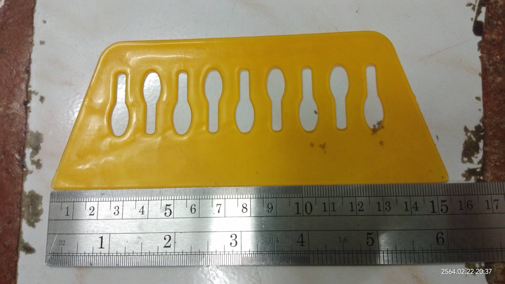 ที่รีดสติ๊กเกอร์+คัตเตอร์ (กว้าง15cm.xสูง6.5cm.)