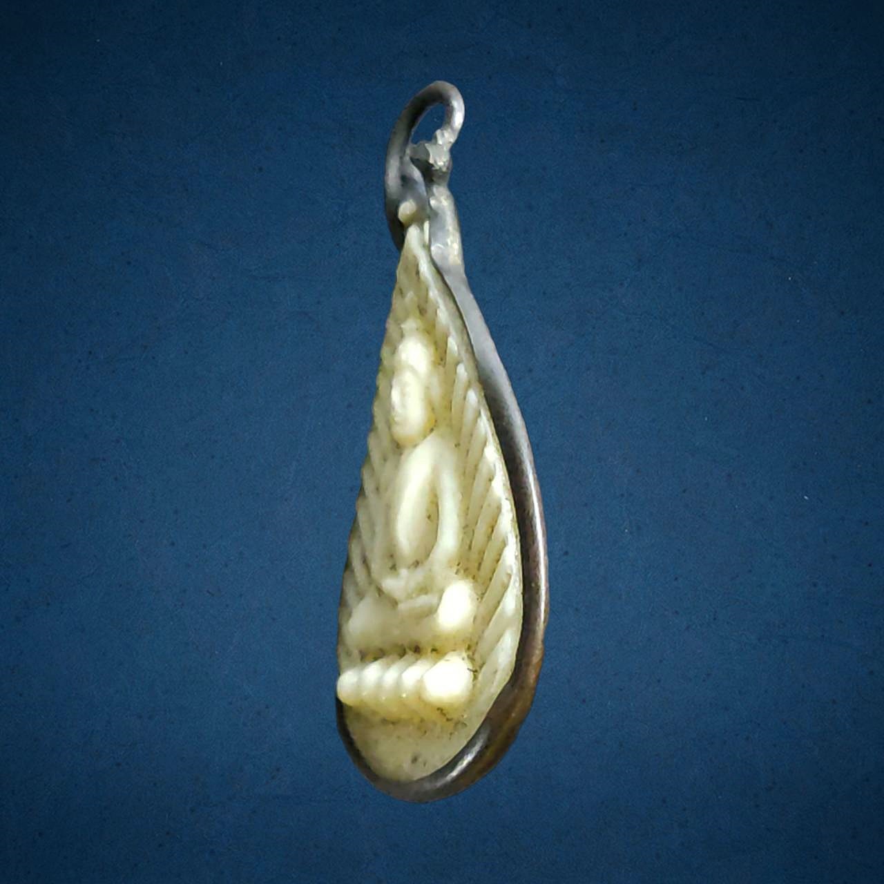 พระกลีบบัว หลังยันต์ เนื้อพลาสติก หลวงพ่อเดิม วัดหนองโพธิ์ นครสวรรค์ ปี24xx