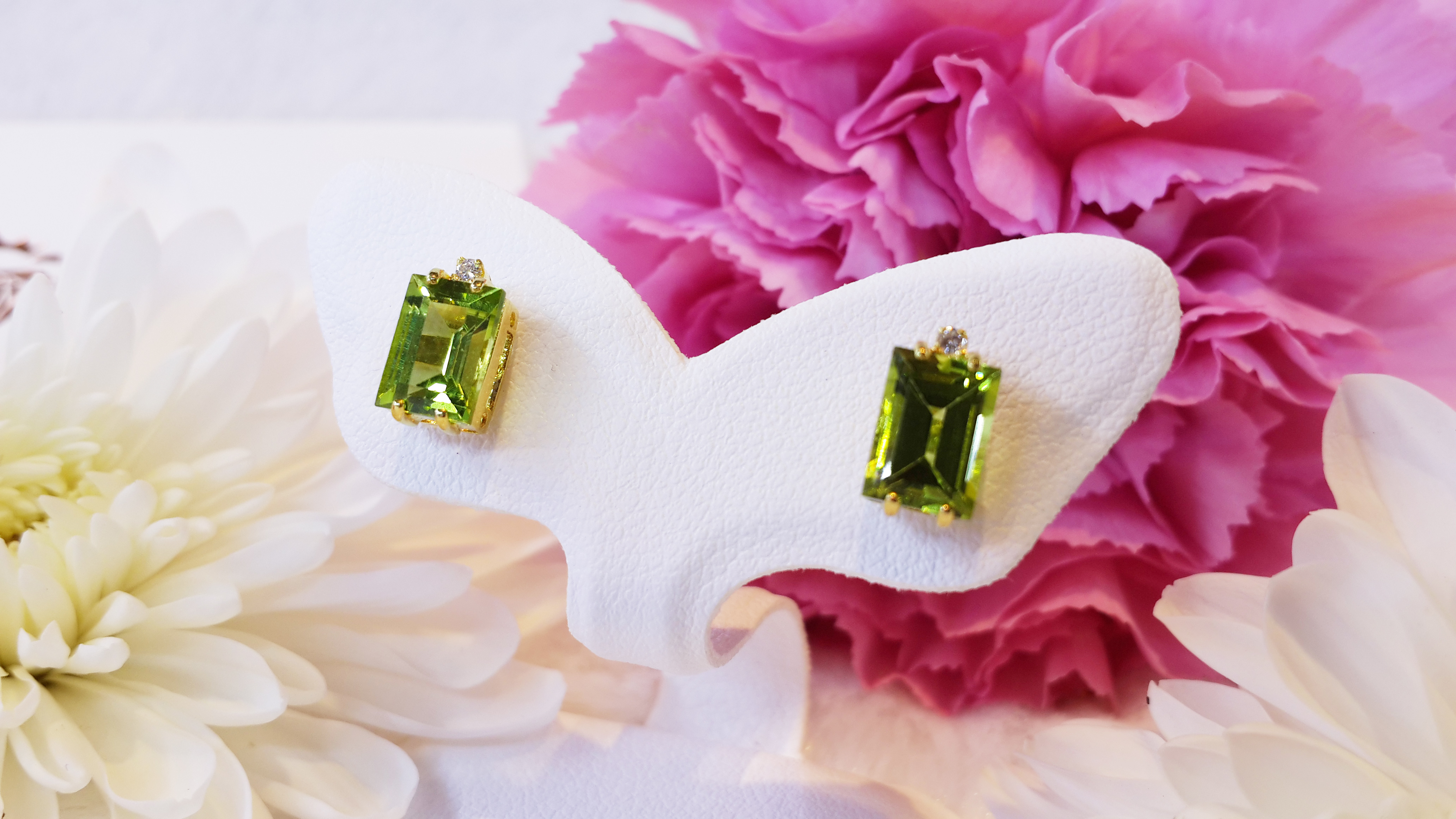 ต่างหูพลอย Peridot สีสวย ประดับด้วยเพชรแท้ รูปทรงสี่เหลี่ยม แบบเก๋ ไม่เหมือนใคร