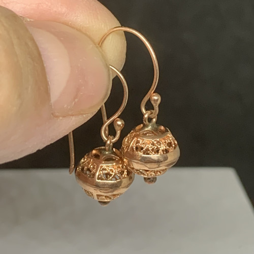รหัส 65536 ต่างหู นาก40 เม็ดกลม ตุ้งติ้ง ฉลุลาย แบบเกี่ยว นน. 2.44 g
