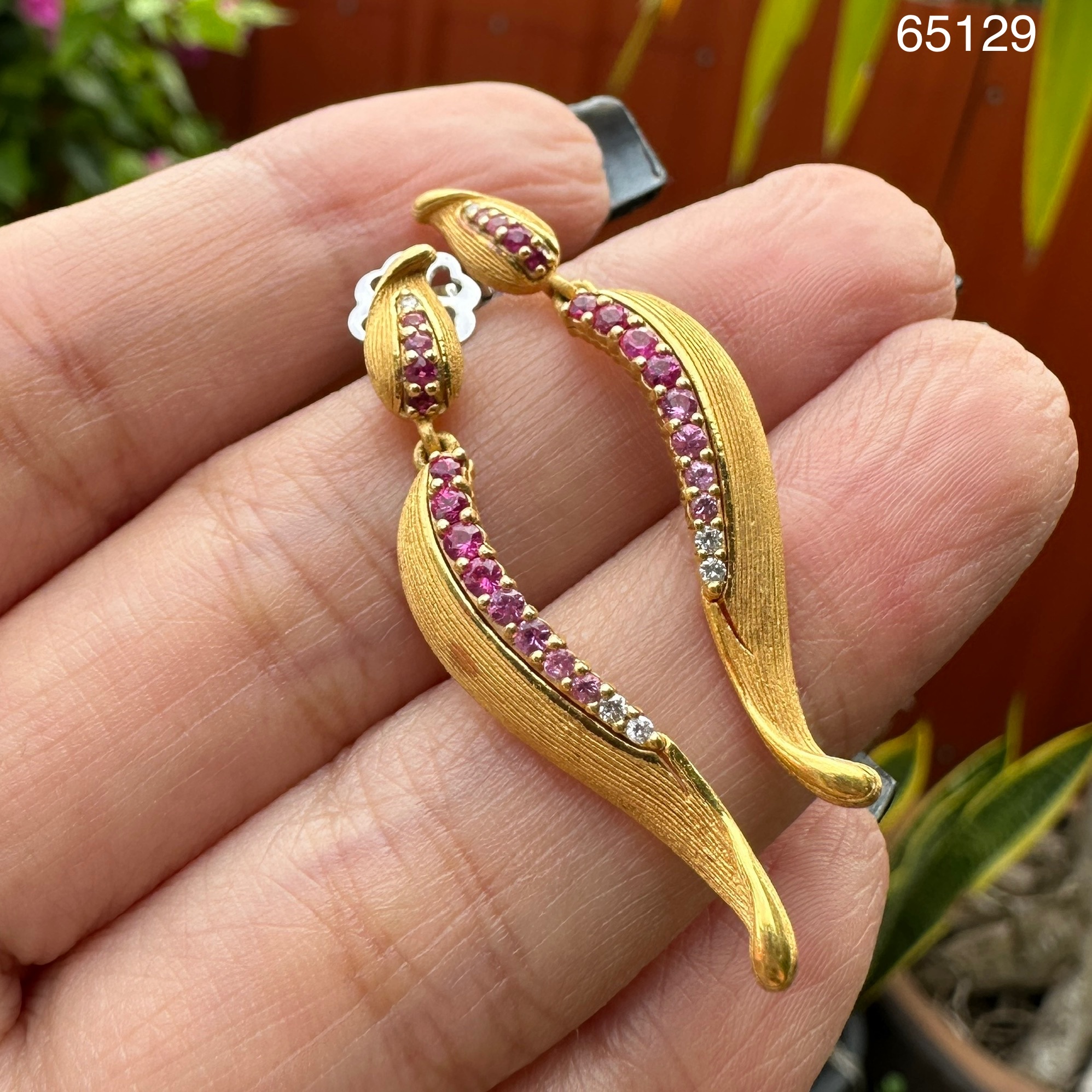 รหัส 65129 ต่างหู Prima Gold ทอง24K ฝังทับทิม เพชร 6 เม็ด 0.05 กะรัต ลายคลื่น ตุ้งติ้ง แป้นทอง14K นน. 8.35 g