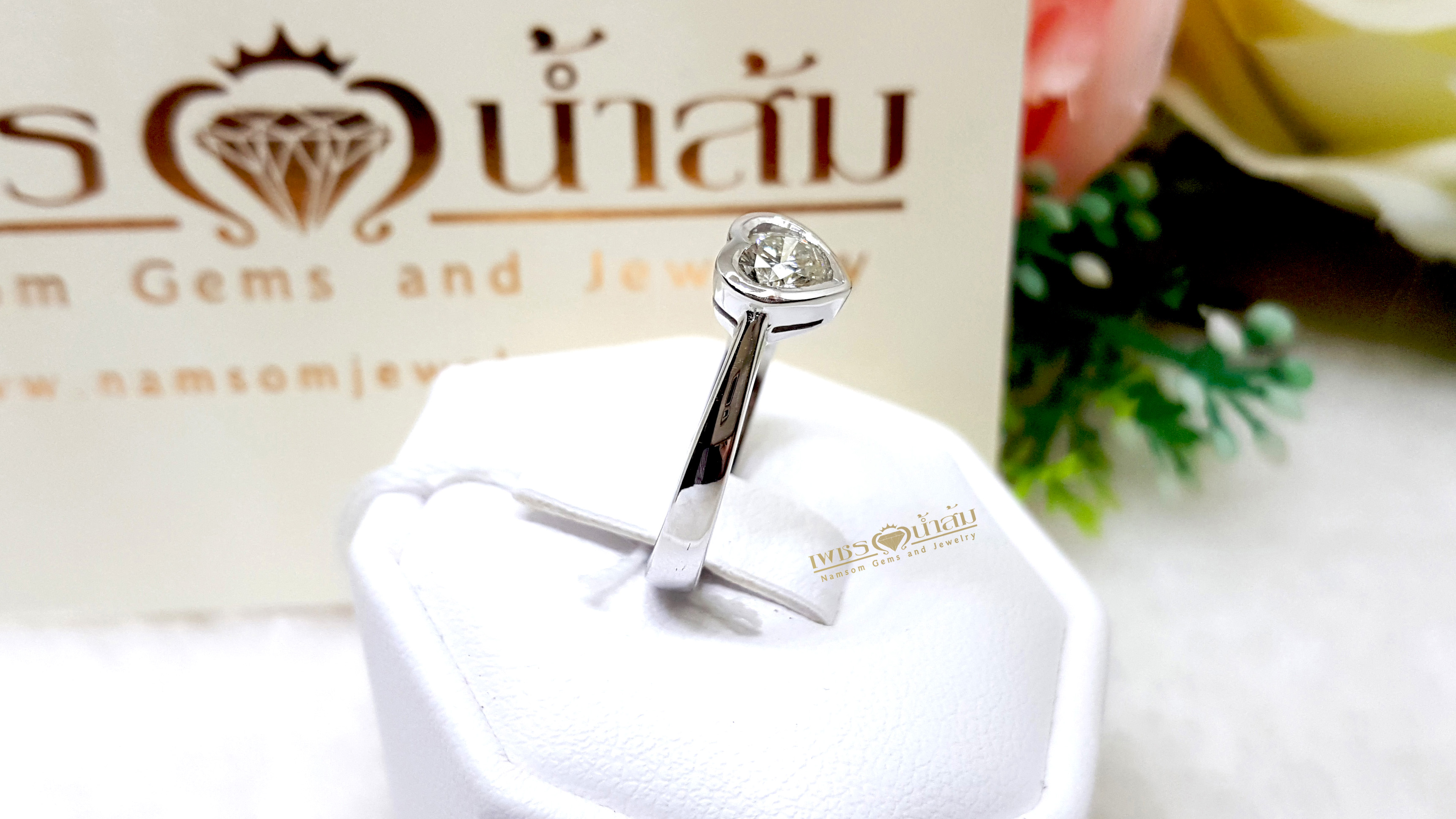 แหวนเพชรแท้ Brilliant Cut ทรงหัวใจ บนตัวเรือนทองคำขาว งานออกแบบ Minimal แต่คงความน่ารัก