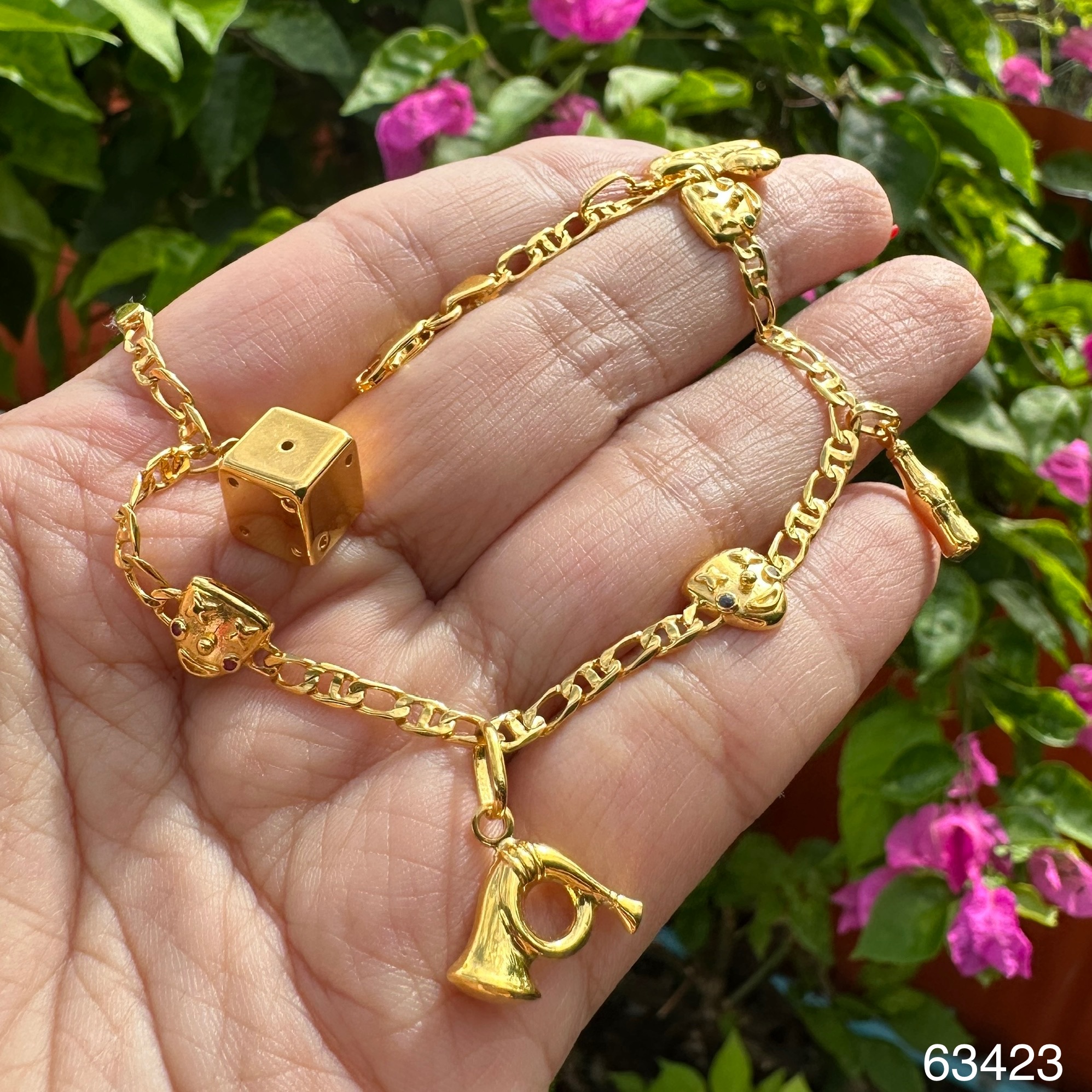 รหัส 63423 สร้อยข้อมือ ทอง18K ลูกเต๋า ทรัมเป็ต ขวดแก้ว รองเท้ารักบี้ ตุ้งติ้ง คั่นหน้ากาก ความยาว 18.00 ซม. นน.